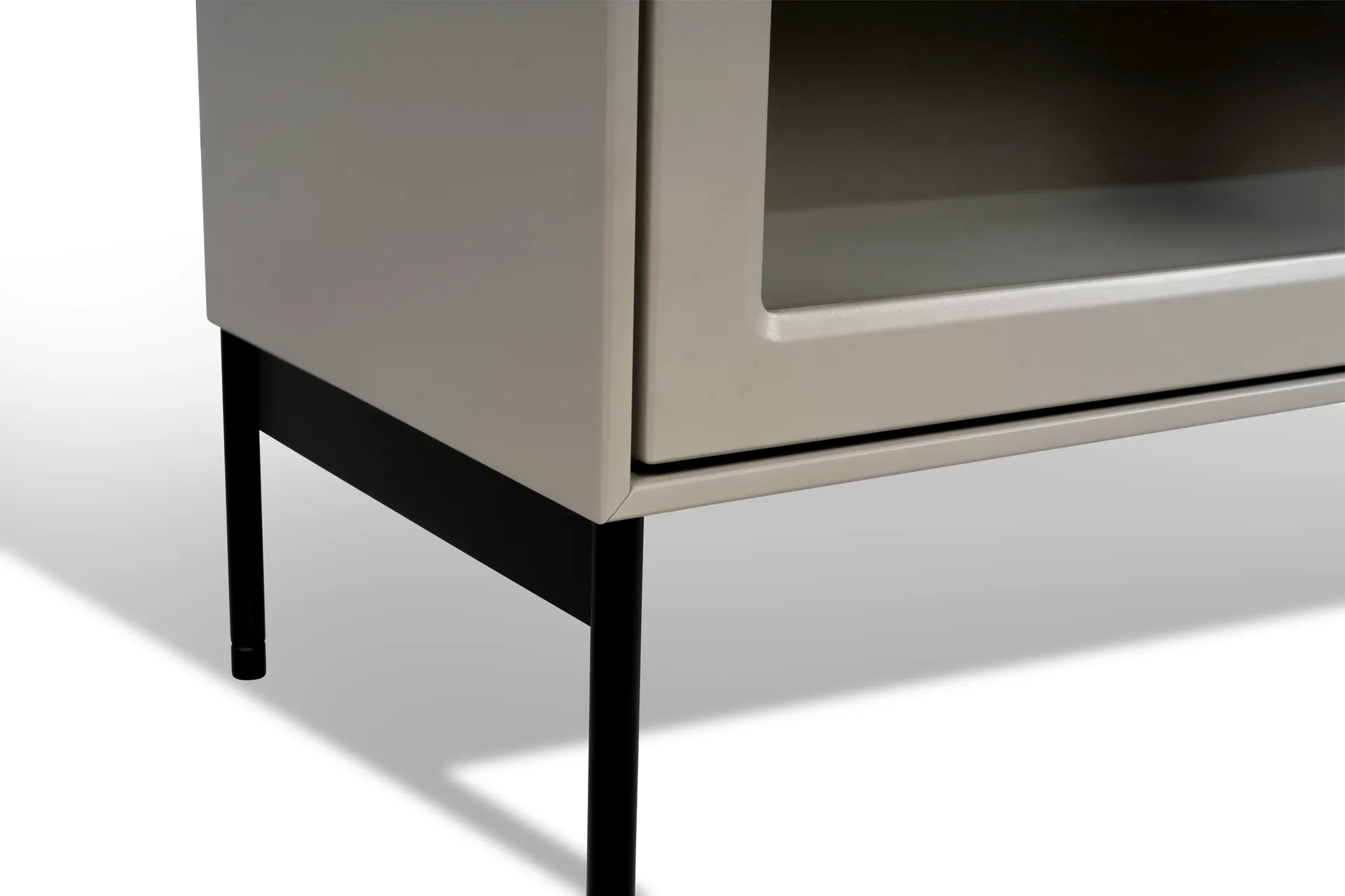 Volt vitriinikaappi 130 cm beige, Yksityiskohdat mustassa Mavis