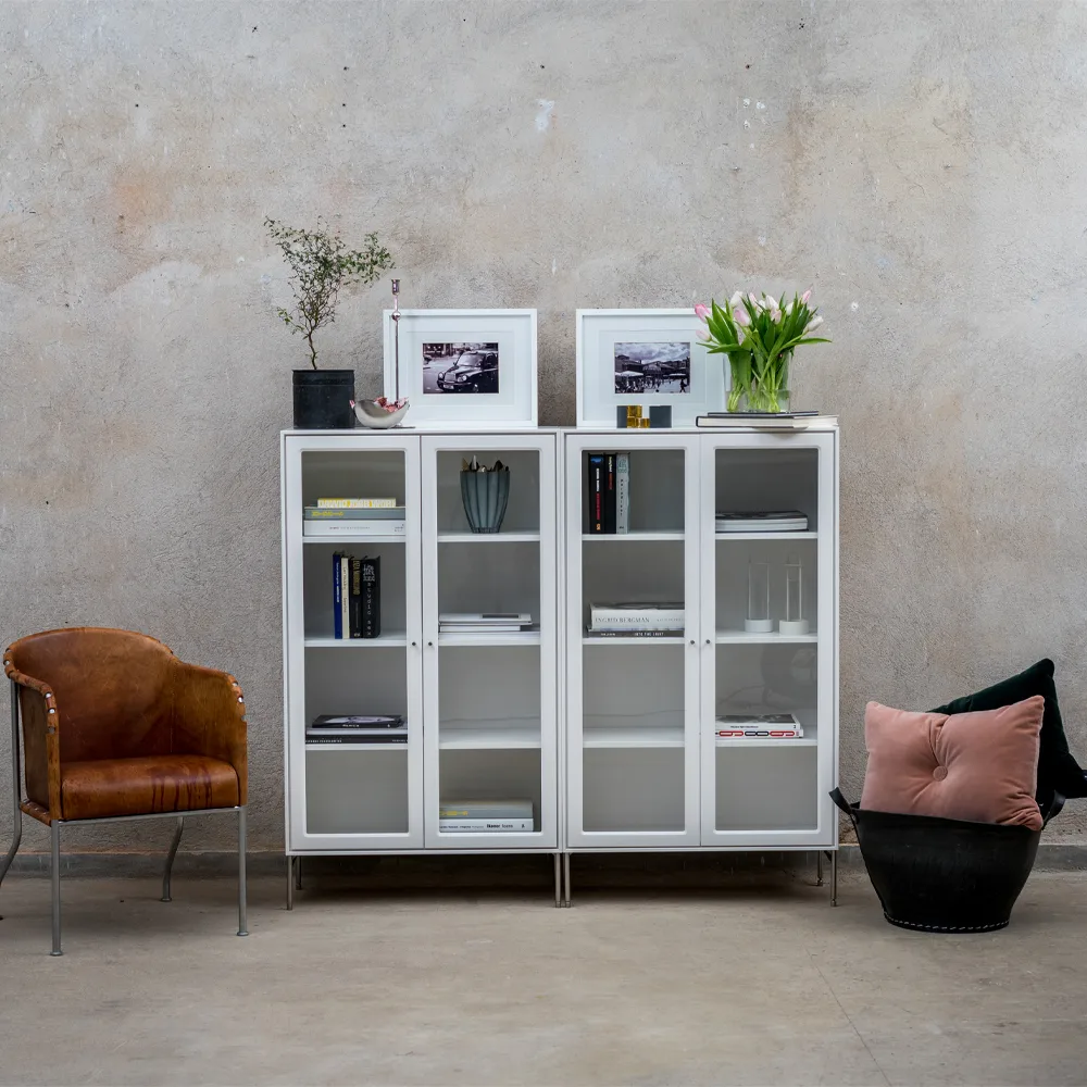 Volt vitriinikaappi 190 cm valkolakka, Yksityiskohdat ruostumattomasta teräksestä Mavis