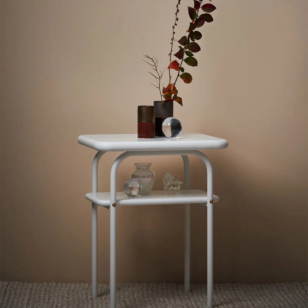 Anyplace sivupöytä, White Maze