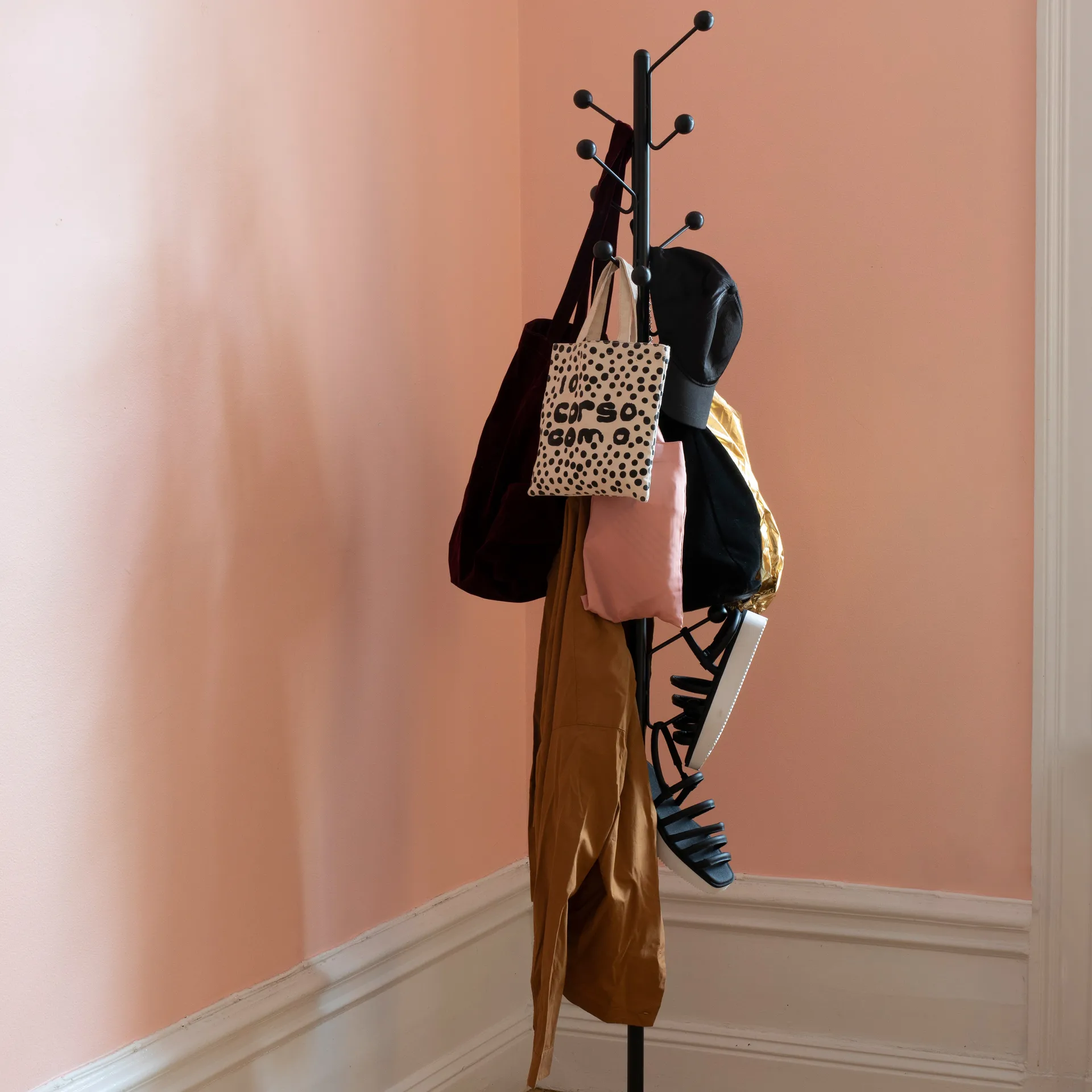 Bill Floor -vaateripustin, Musta Maze