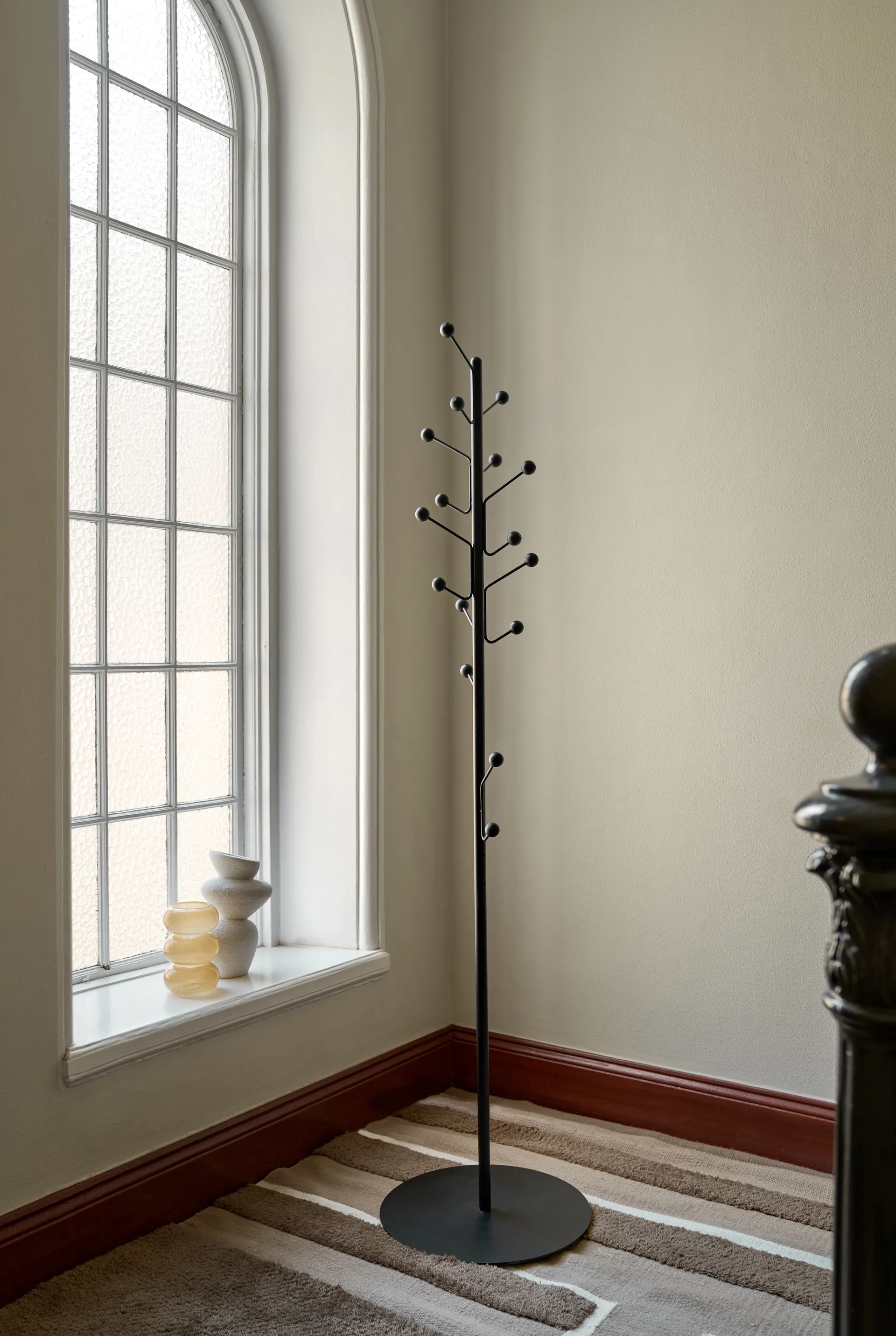 Bill Floor -vaateripustin, Musta Maze