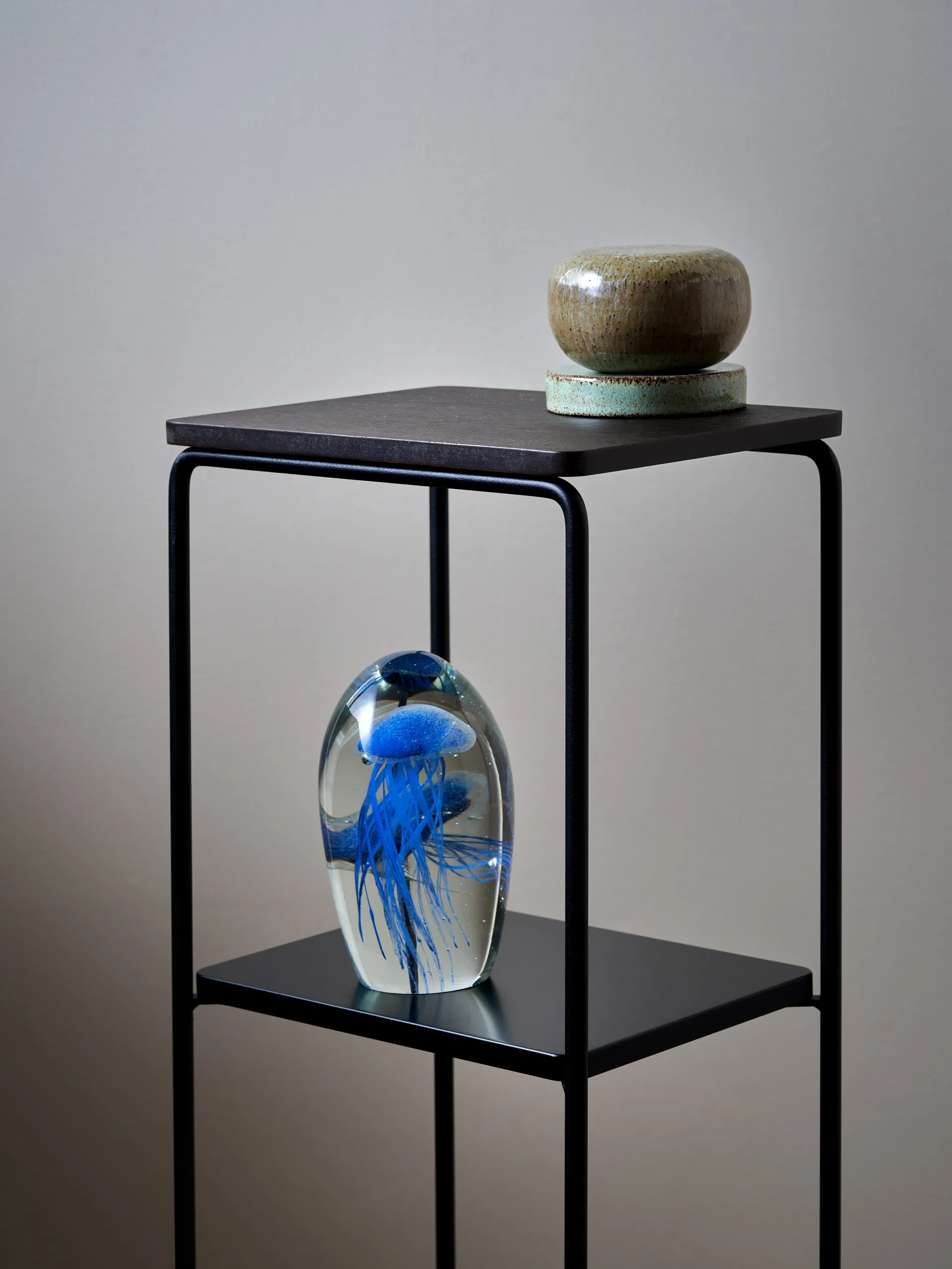 Mixrack Floor Shelf S -hylly 26 x 19 x 57,2 cm, Stained oak-black Maze