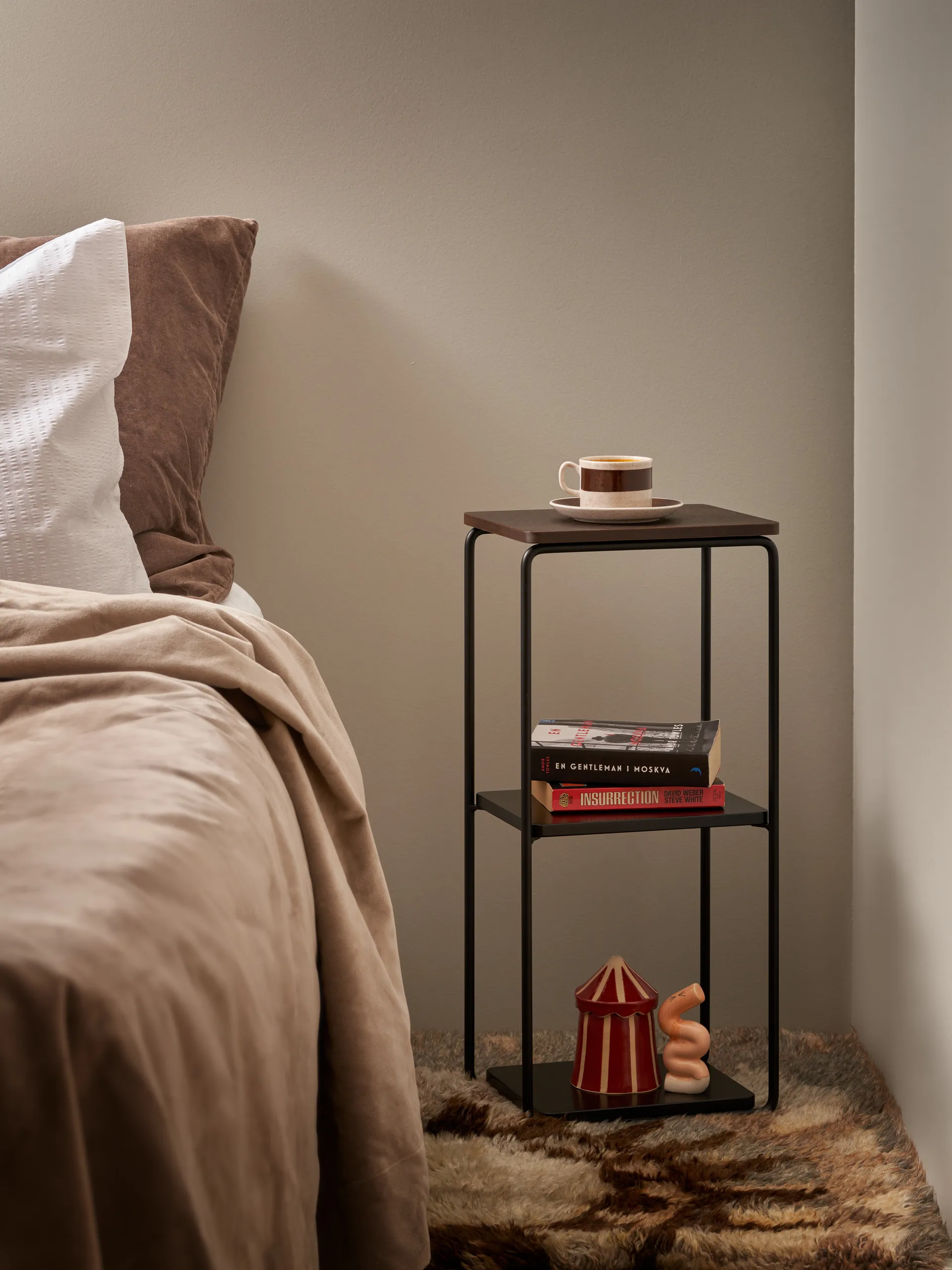 Mixrack Floor Shelf S -hylly 26 x 19 x 57,2 cm, Stained oak-black Maze