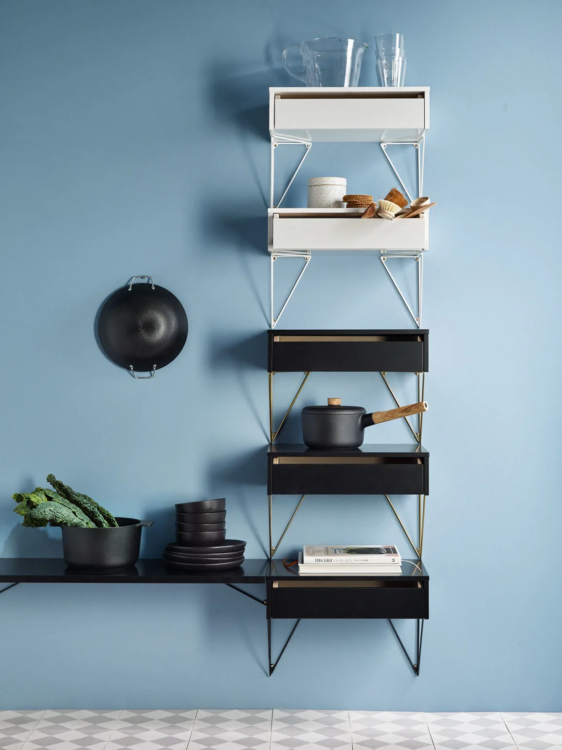 Pythagoras hyllylevy, Large, musta Maze