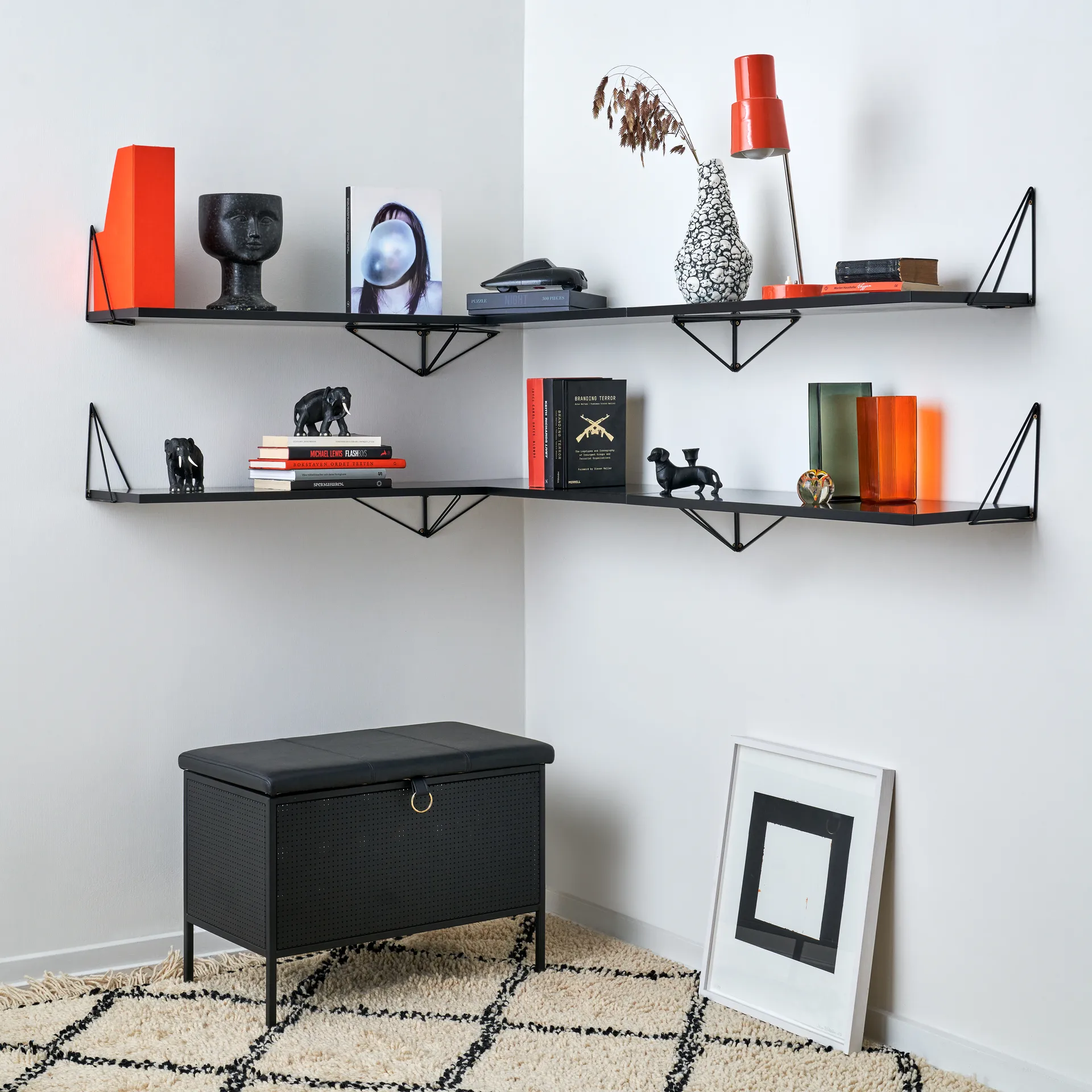 Pythagoras hyllynkannatin, 2 kpl, musta Maze