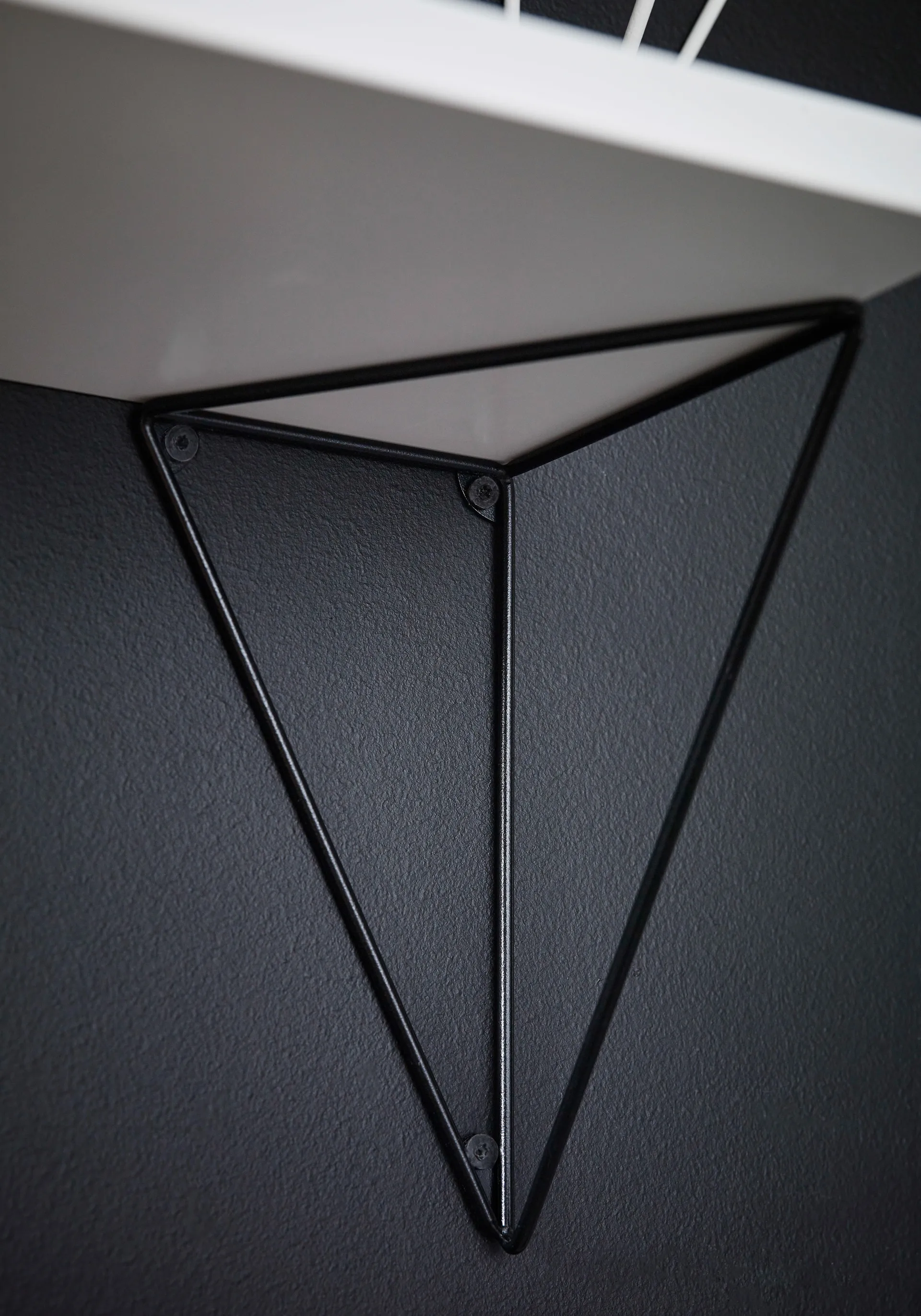 Pythagoras hyllynkannatin, 2 kpl, musta Maze