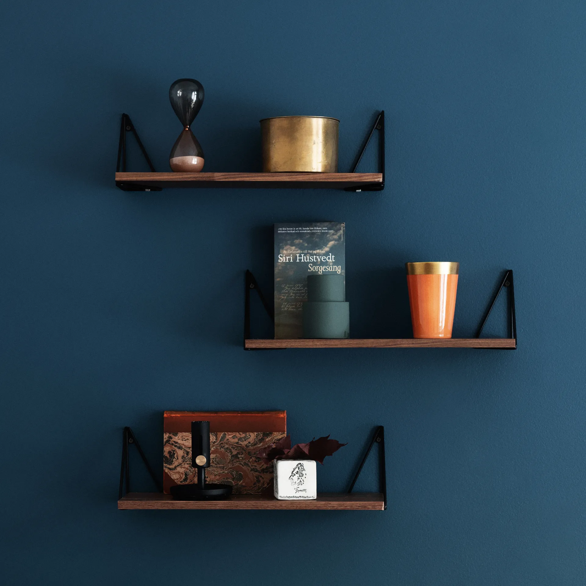 Pythagoras XS -hylly, saksanpähkinä musta Maze