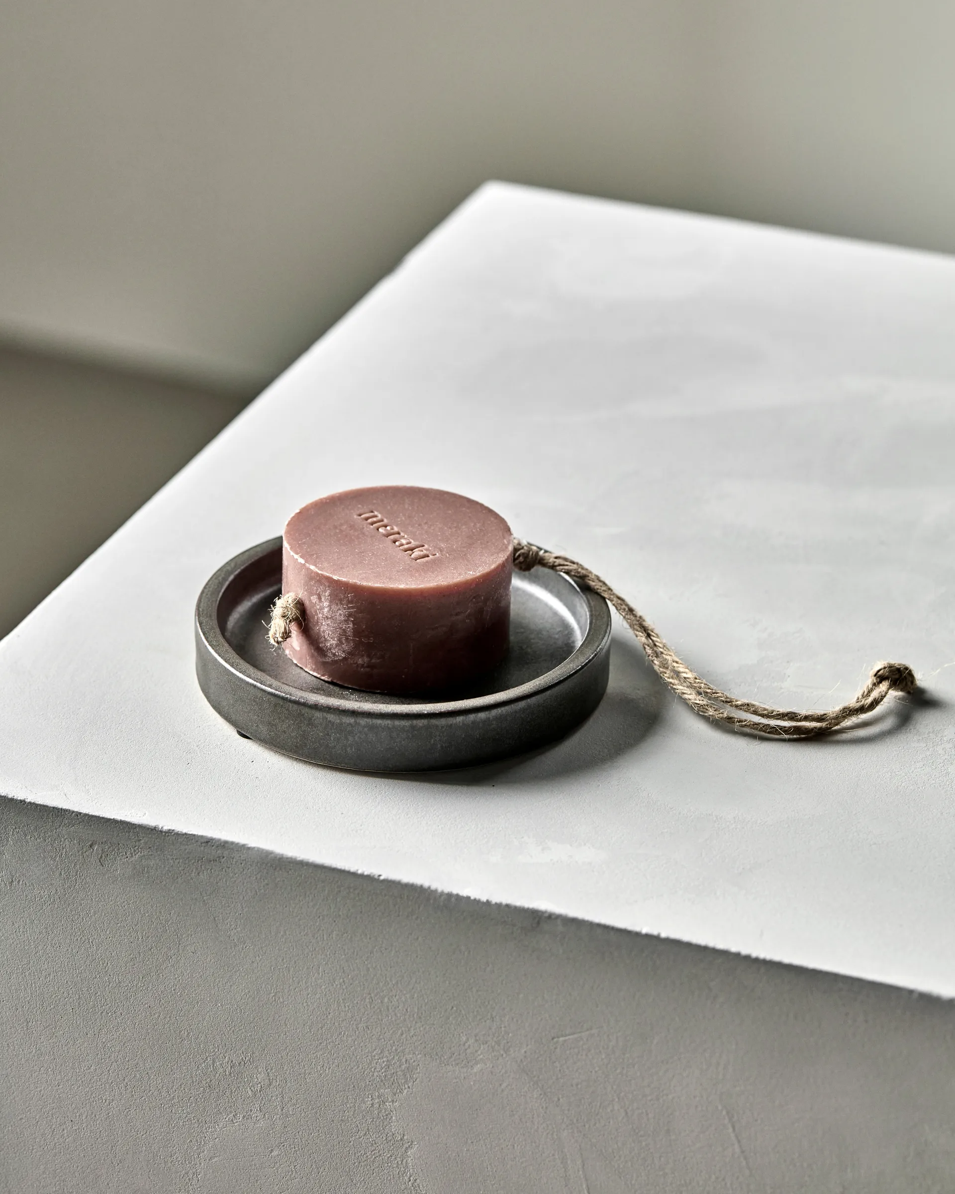 Datura saippuateline Ø12,5 cm, Tummanharmaa Meraki