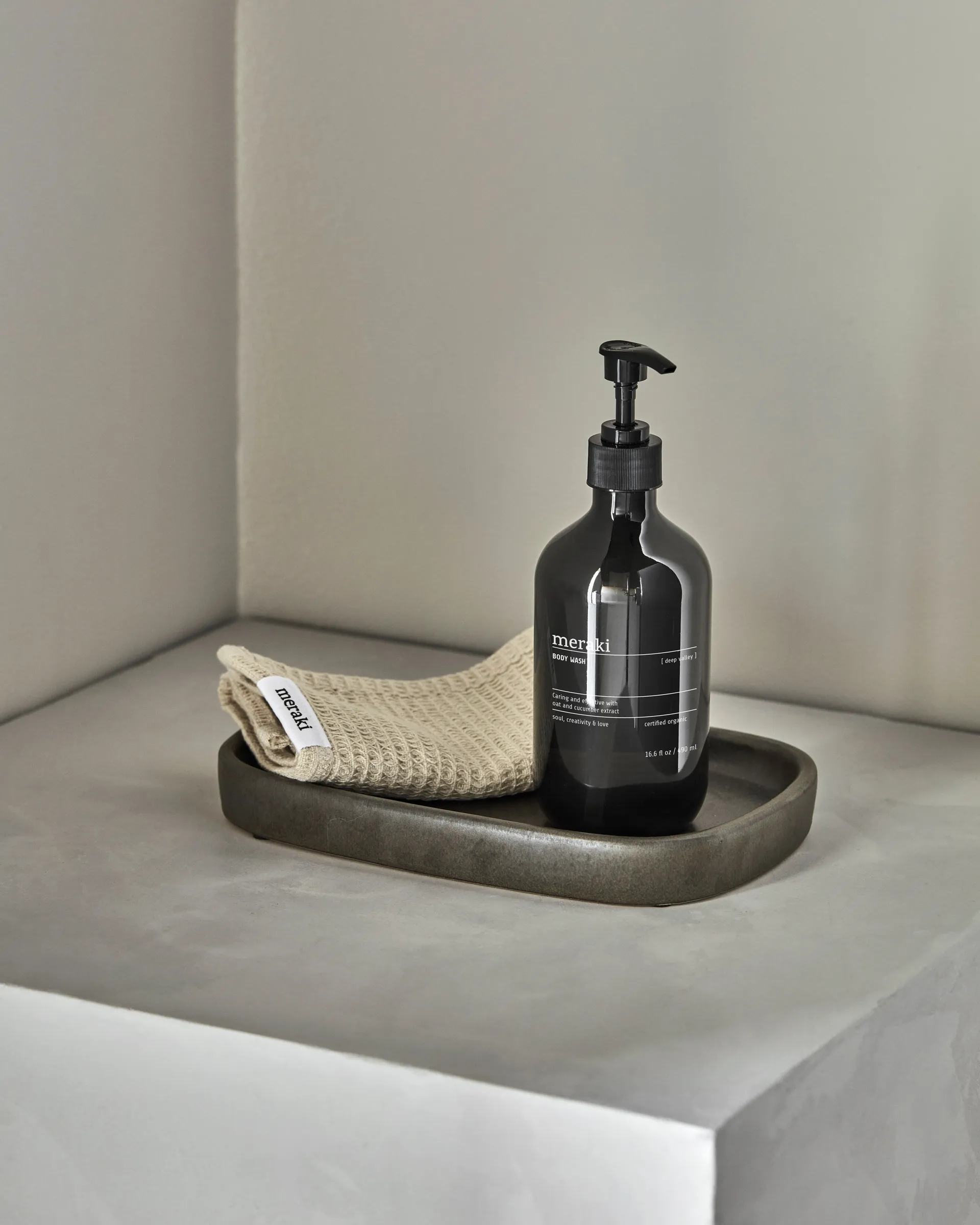 Datura tarjotin, Tummanharmaa Meraki