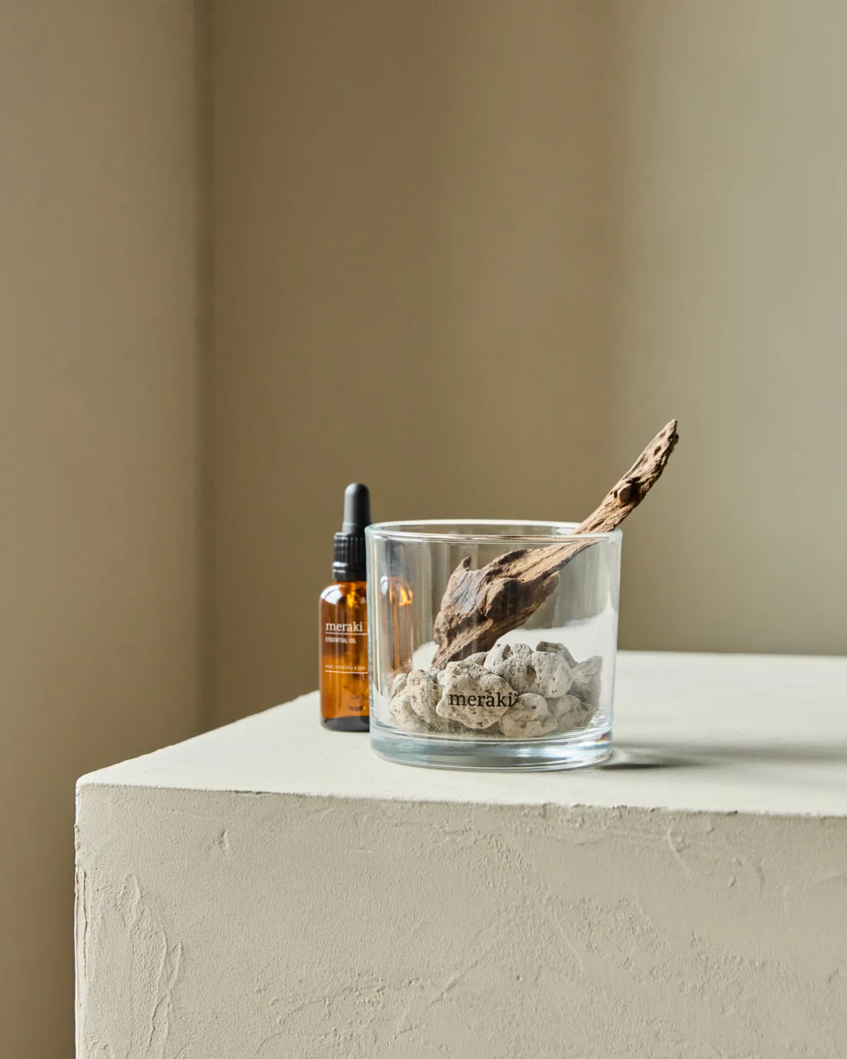 Meraki tuoksunlevitin laavakivi ja puu sis. öljyn, Amber dust, musta Meraki