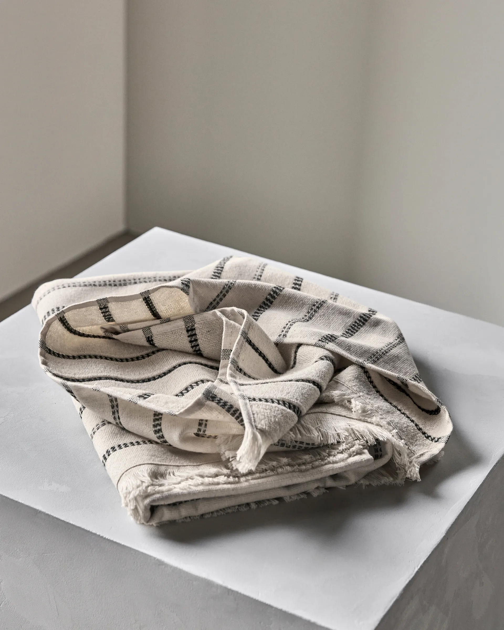 True kylpypyyhe, Off-White musta, 70x140 cm Meraki