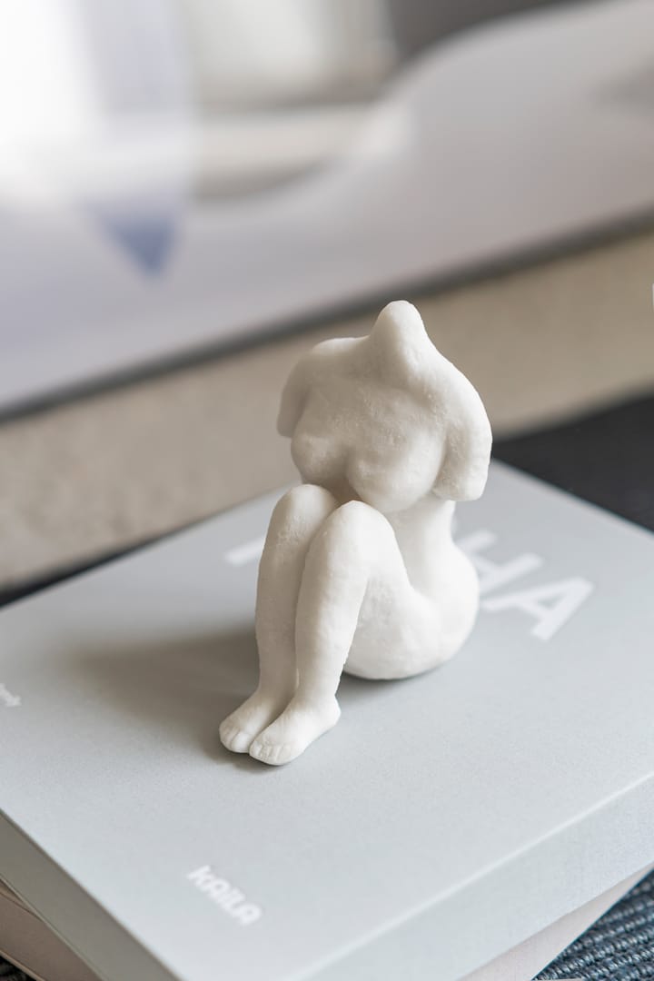Art piece istuva nainen 14 cm - Off-white - Mette Ditmer