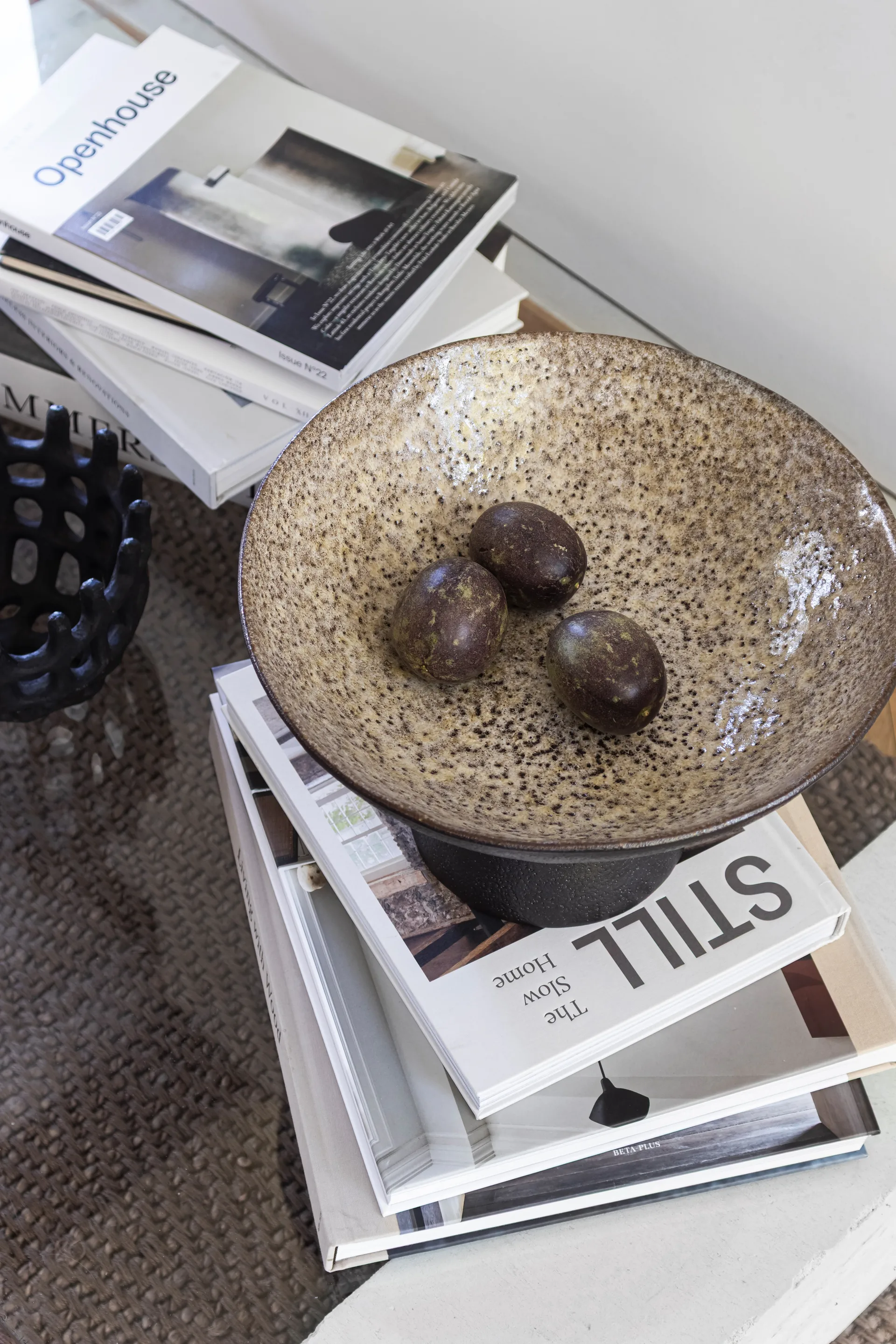 By Hand kulho jalustalla Ø31,5x20 cm, Hiekka Mette Ditmer