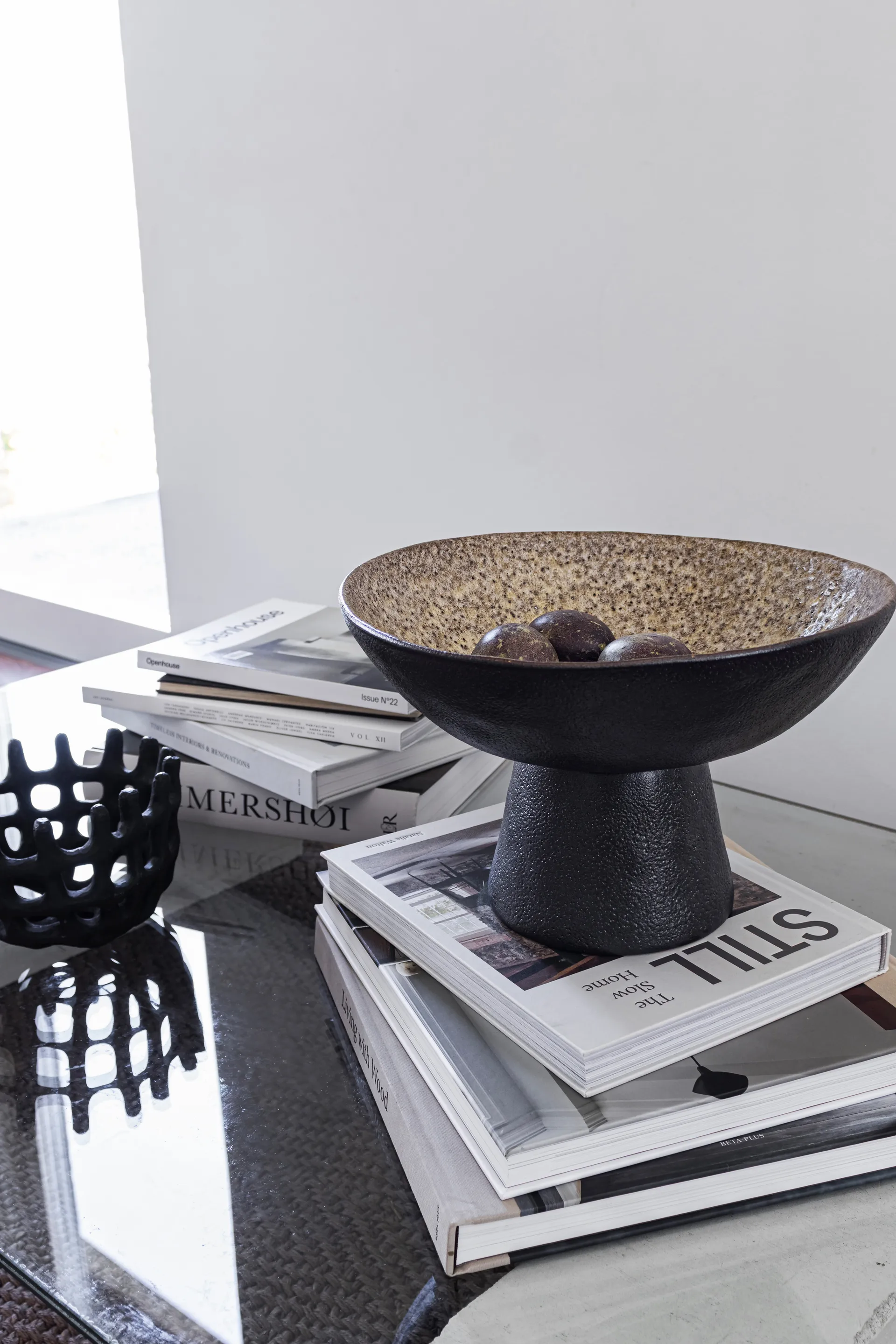 By Hand kulho jalustalla Ø31,5x20 cm, Hiekka Mette Ditmer