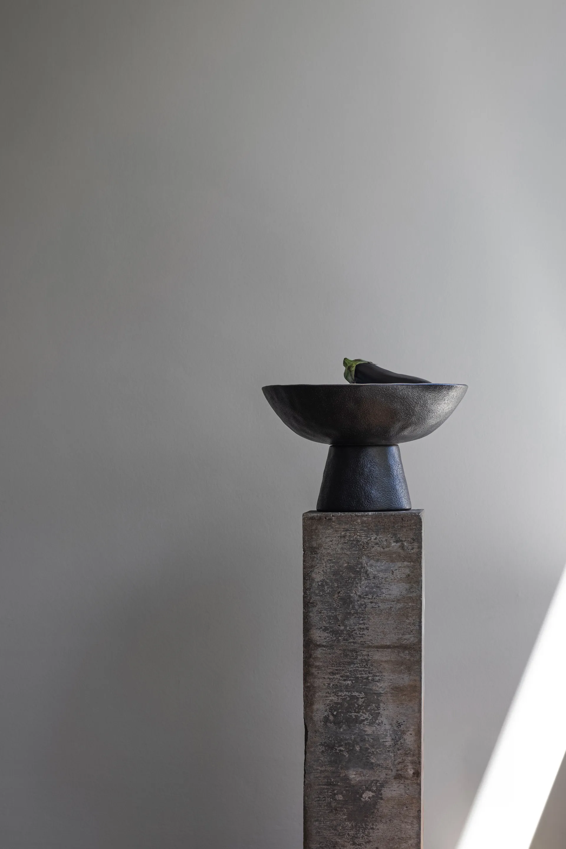 By Hand kulho jalustalla Ø31,5x20 cm, Off-white Mette Ditmer