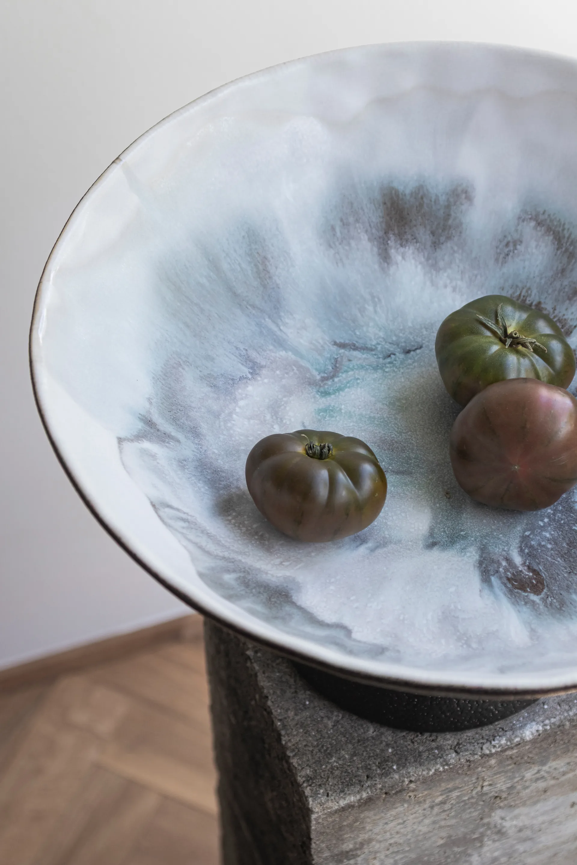 By Hand kulho jalustalla Ø31,5x20 cm, Off-white Mette Ditmer