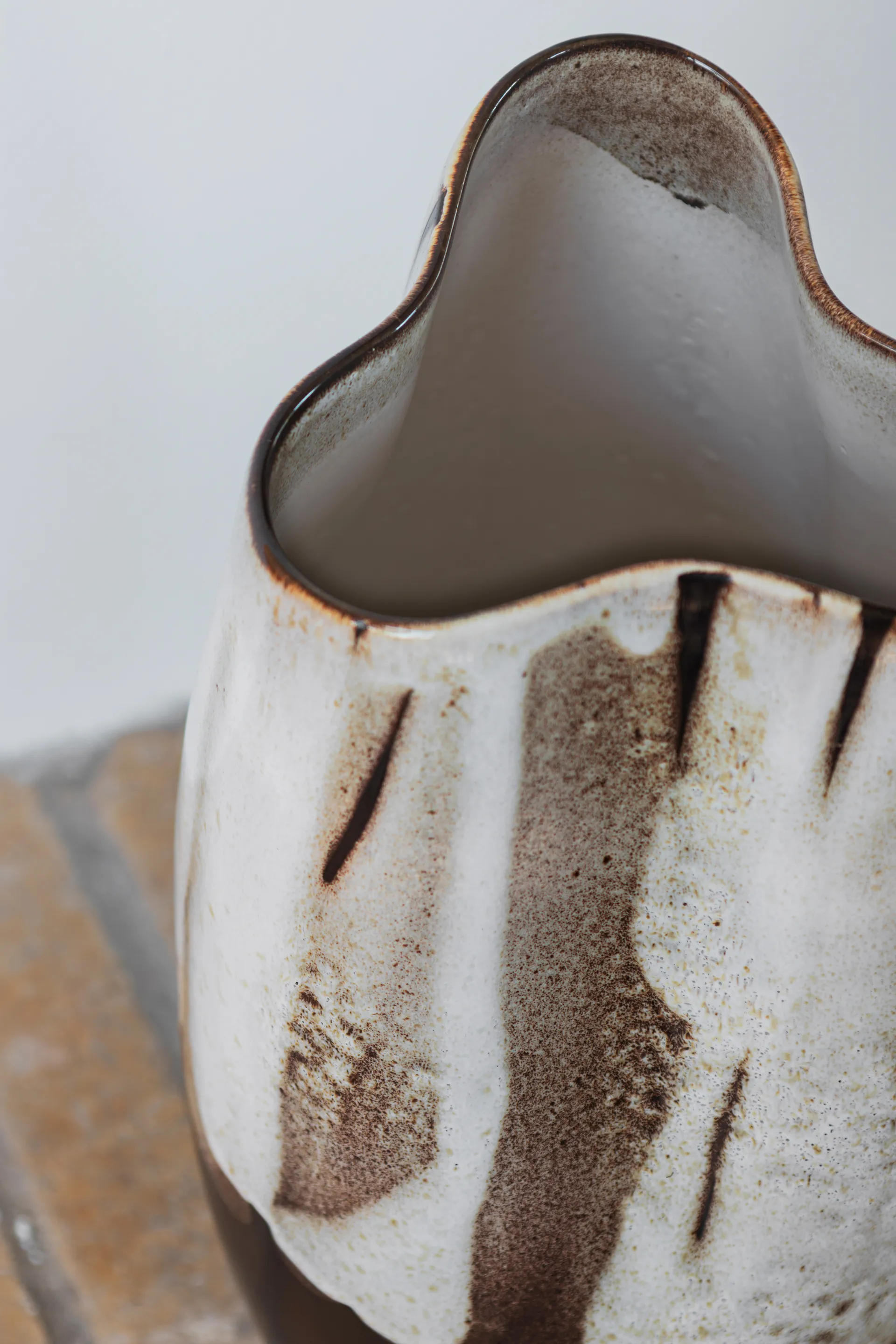 By Hand -maljakko large 38,5 cm, off-white Mette Ditmer