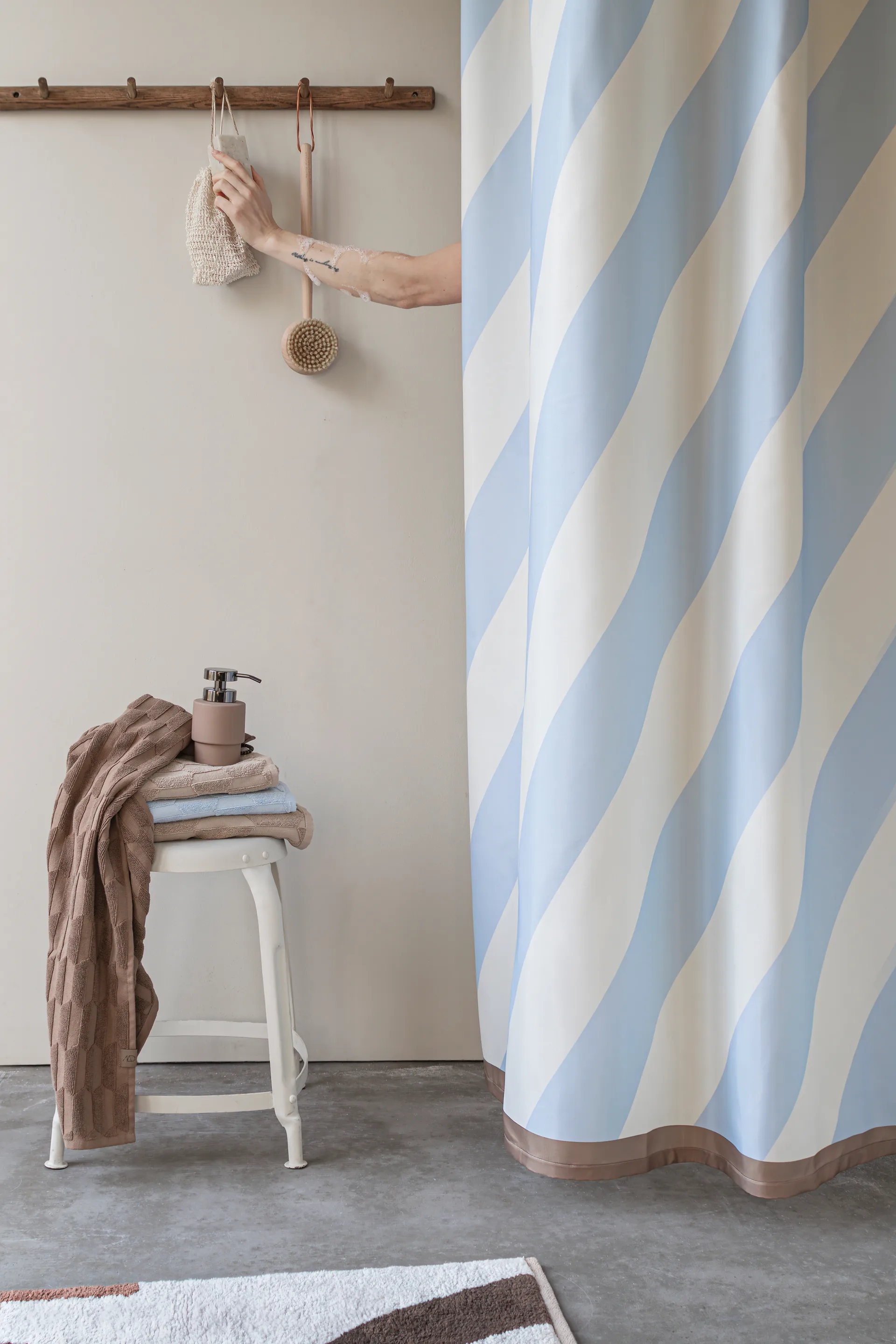 Diagonaali suihkuverho 150x200 cm, Light blue Mette Ditmer