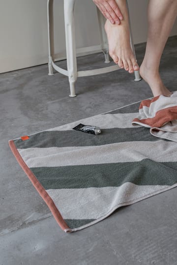 Diagonal kylpyhuonematto 50x80 cm - Dark olive - Mette Ditmer