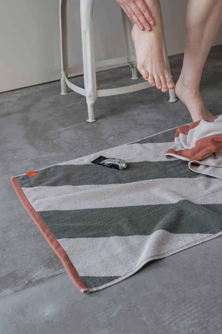 Diagonal kylpyhuonematto 50x80 cm, Dark olive Mette Ditmer
