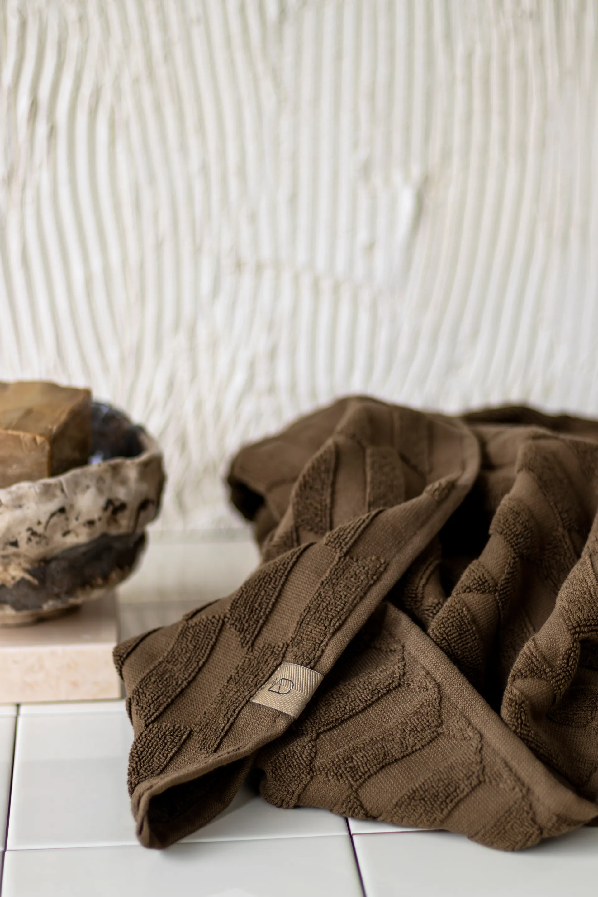 Geo pyyhe 50 x 95 cm, Chocolate Mette Ditmer