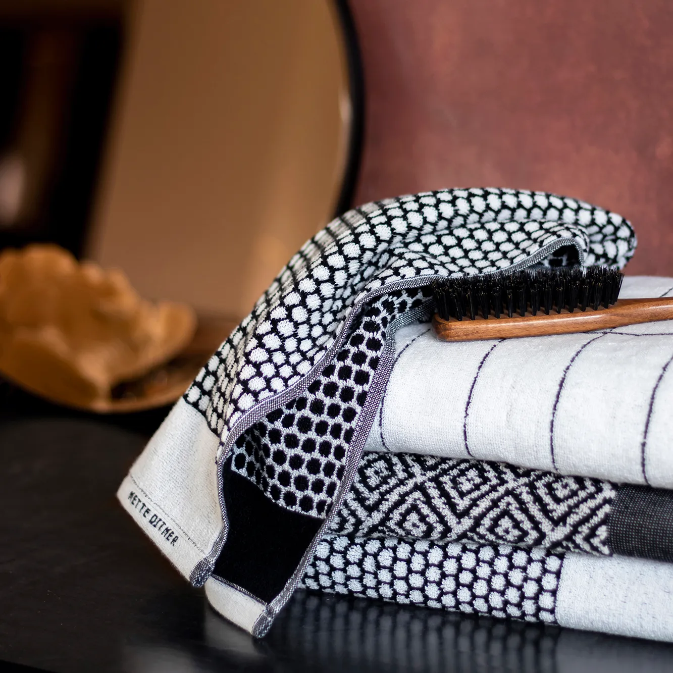 Grid vieraspyyhe, Musta-off white Mette Ditmer