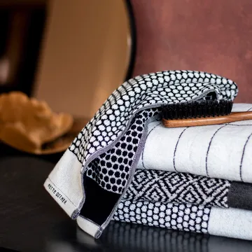 Grid vieraspyyhe - Musta-off white - Mette Ditmer