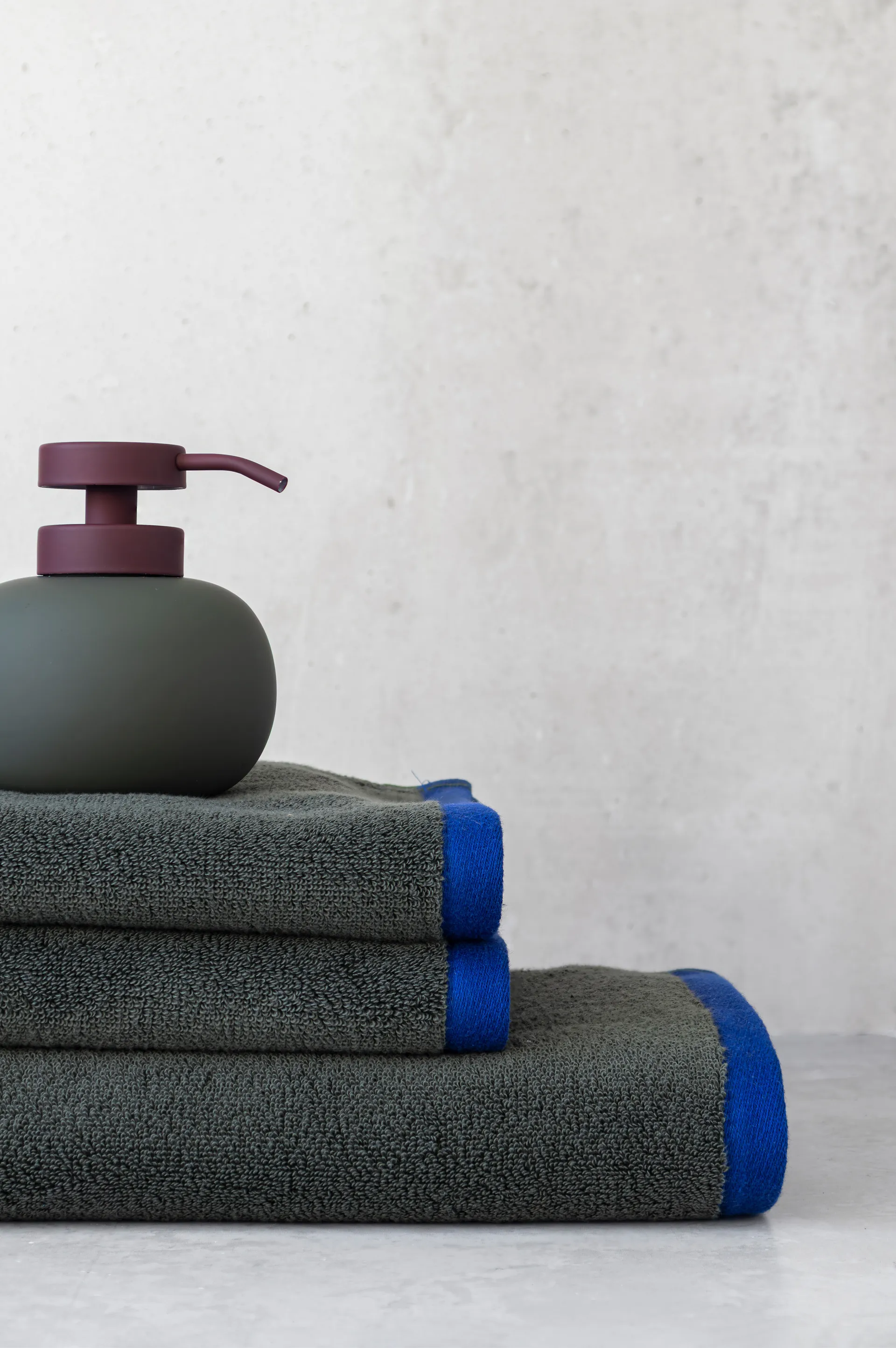 Lotus play saippuapumppu matala, sis. 2 pumppukantta, Tummanoliivinvihreä Mette Ditmer