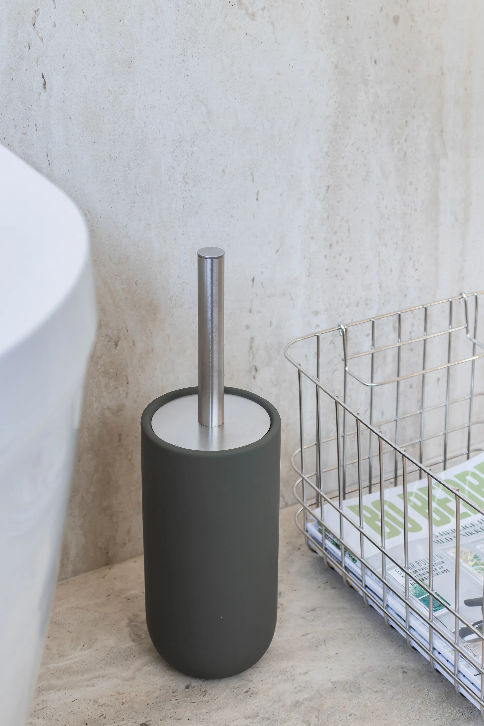 Lotus play -wc-harja, sisältää 2 wc-harjapäätä, Tummanoliivinvihreä Mette Ditmer