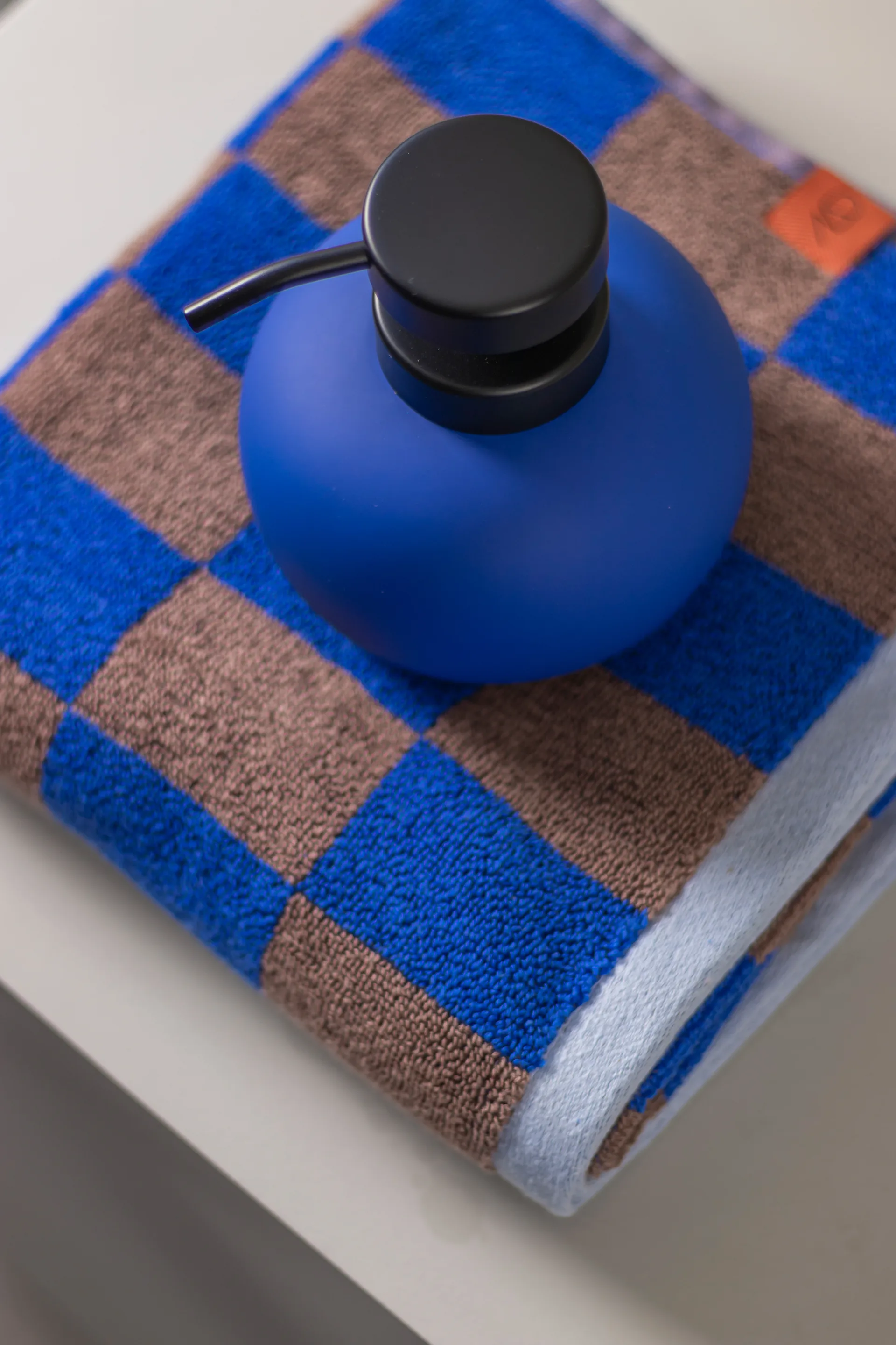 Lotus saippua-annostelija, Cobalt Mette Ditmer