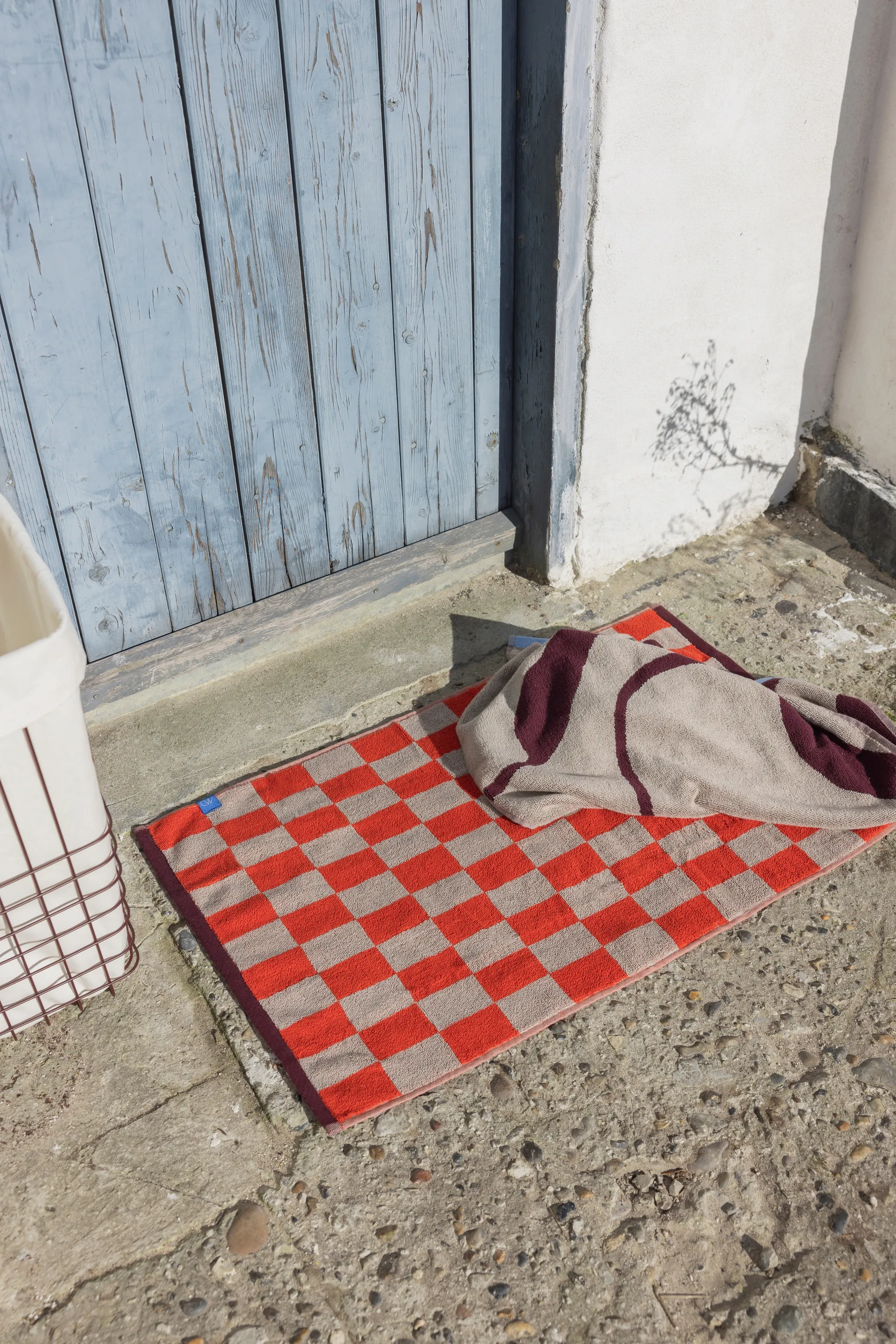 Retro kylpyhuonematto 50x80 cm, Tummanoranssi Mette Ditmer