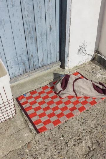 Retro kylpyhuonematto 50x80 cm - Tummanoranssi - Mette Ditmer