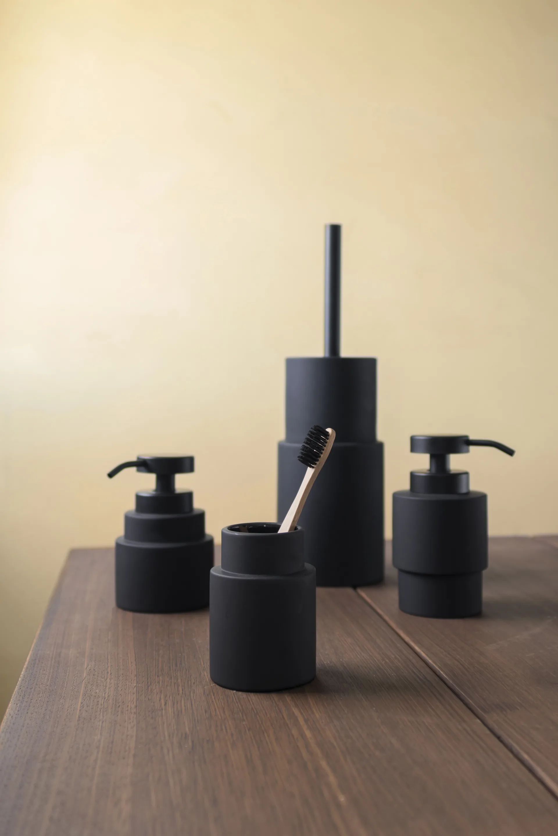 Shades hammasharjateline, model B, Musta Mette Ditmer