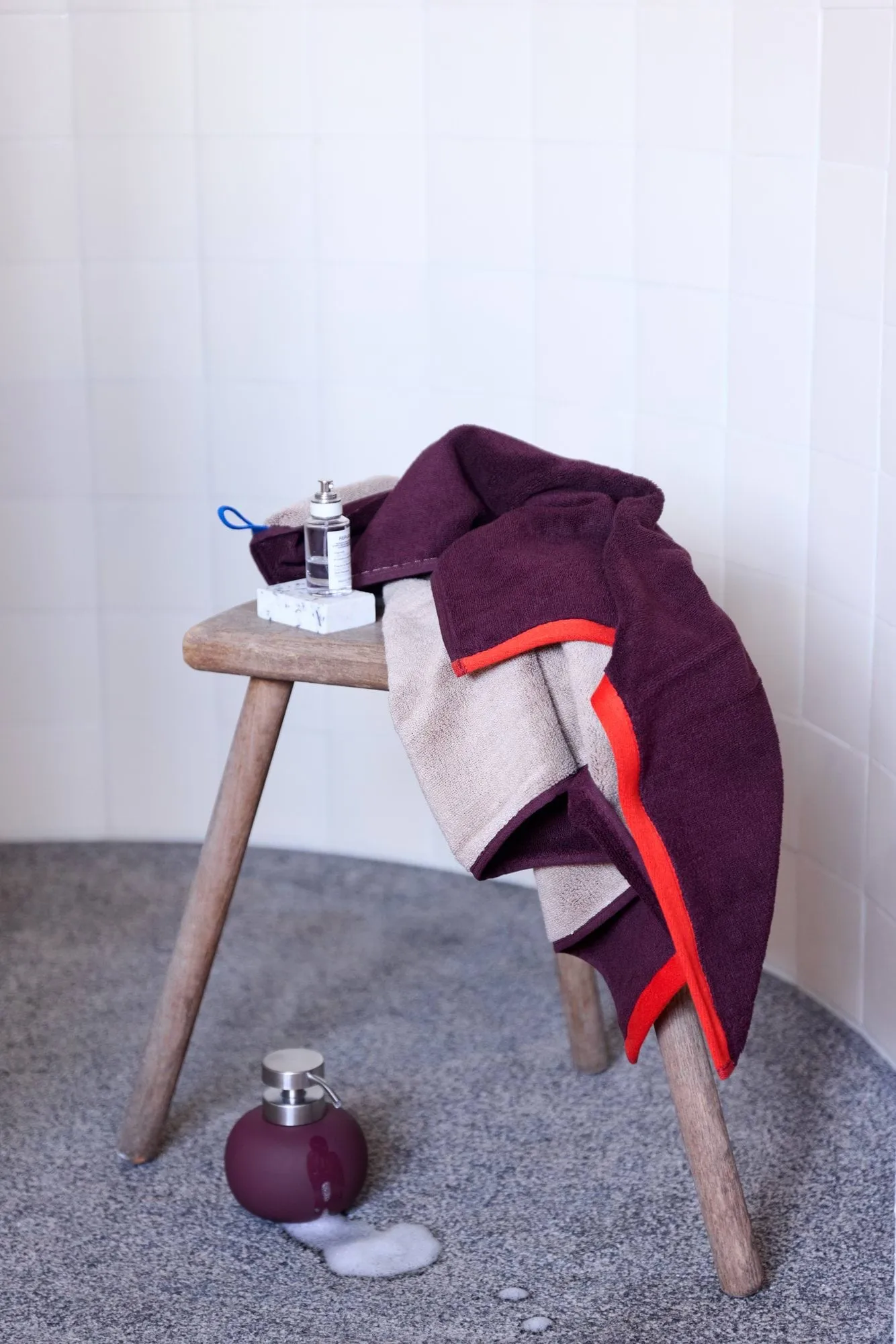 Soft badhandduk 70x133 cm -> Soft kylpypyyhe 70x133 cm, Gray-Red (harmaa-punainen), 70x133 cm Mette Ditmer