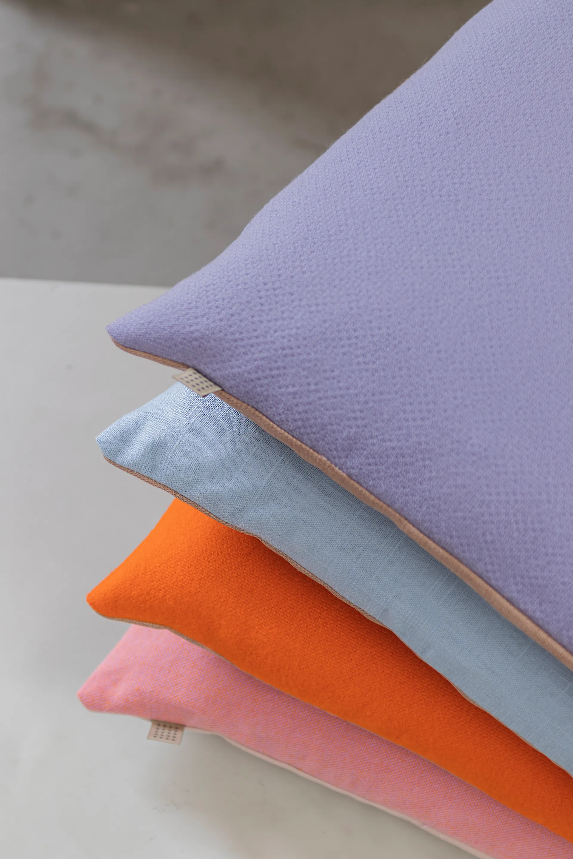 Spectrum tyyny 50 x 50 cm, Peach-blue Mette Ditmer