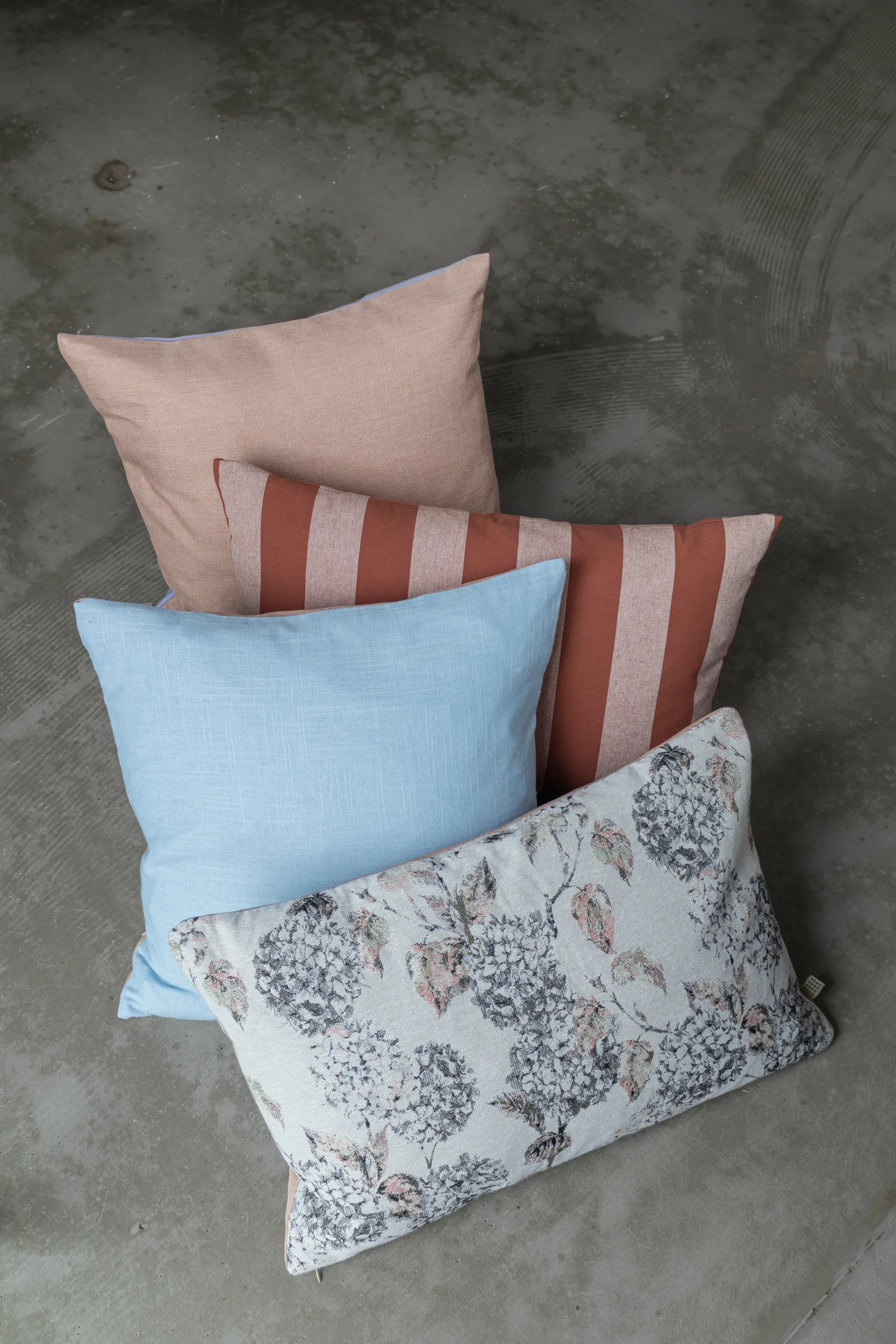 Spectrum tyyny 50 x 50 cm, Peach-blue Mette Ditmer