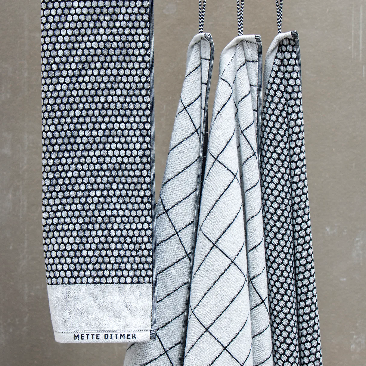 Tile Stone -pyyhe 50 x 100 cm, Musta-off white Mette Ditmer