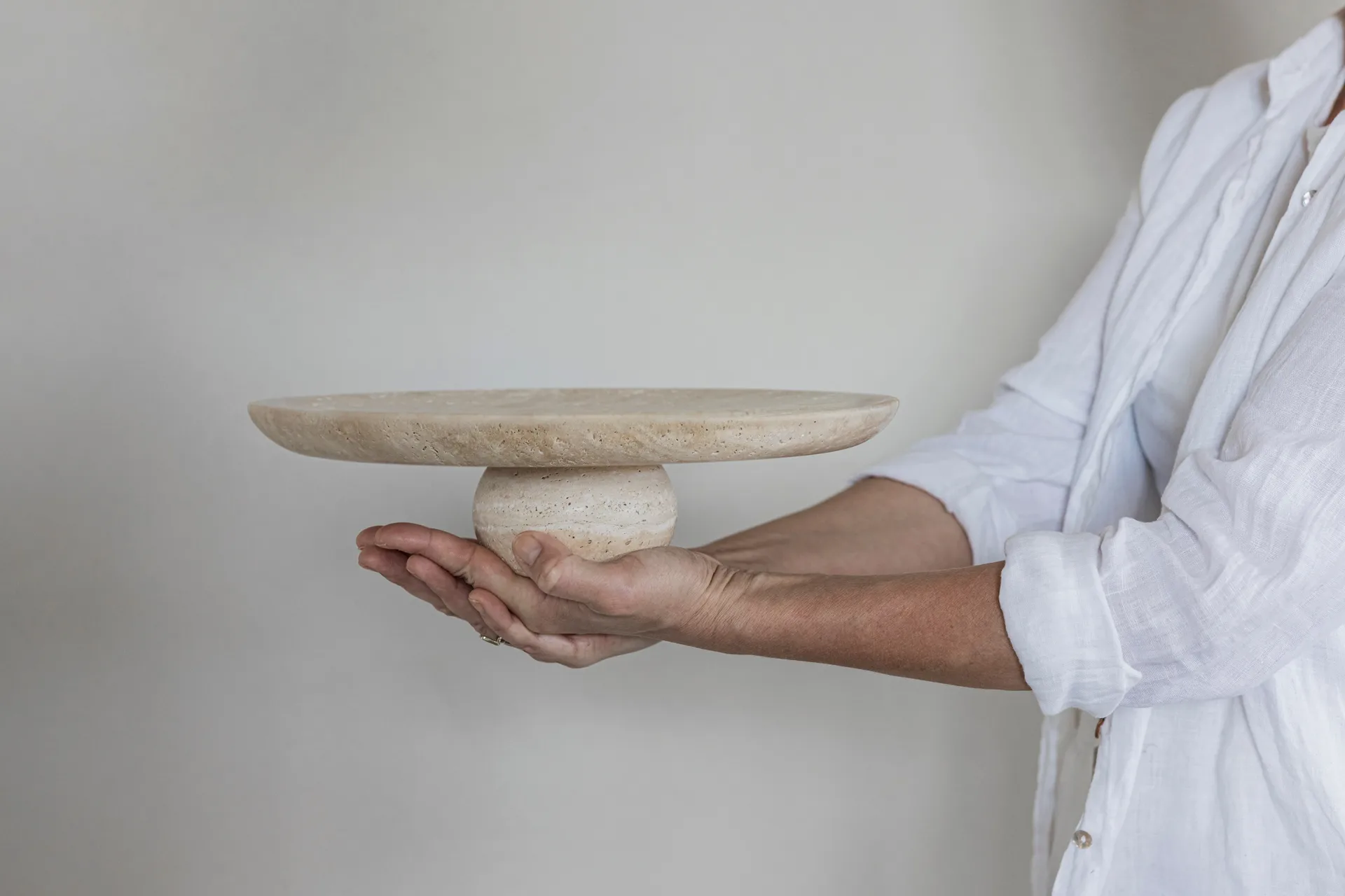 Travertiini jalusta, Pellava, Ø32×8,5 cm Mette Ditmer