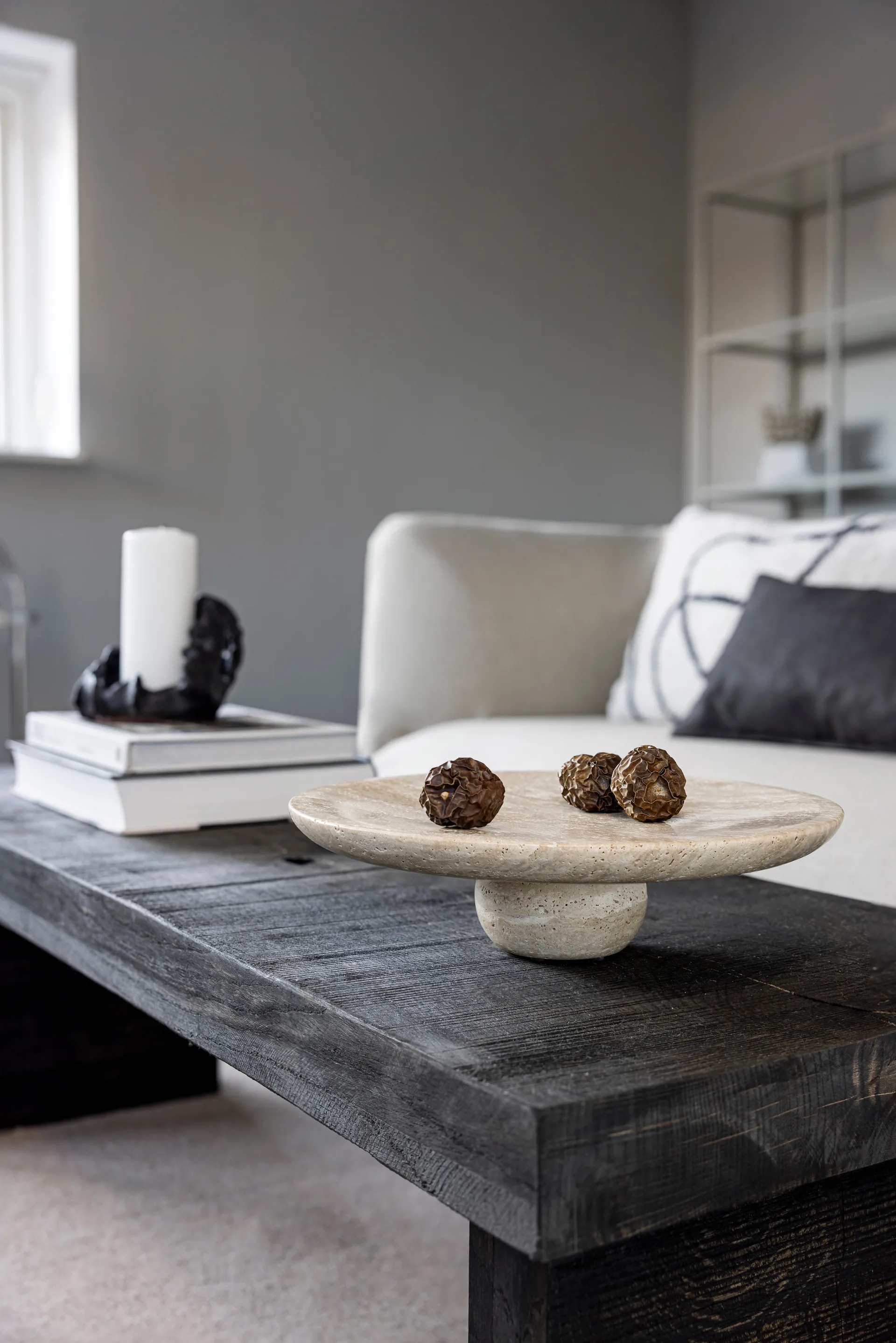 Travertiini jalusta, Pellava, Ø32×8,5 cm Mette Ditmer