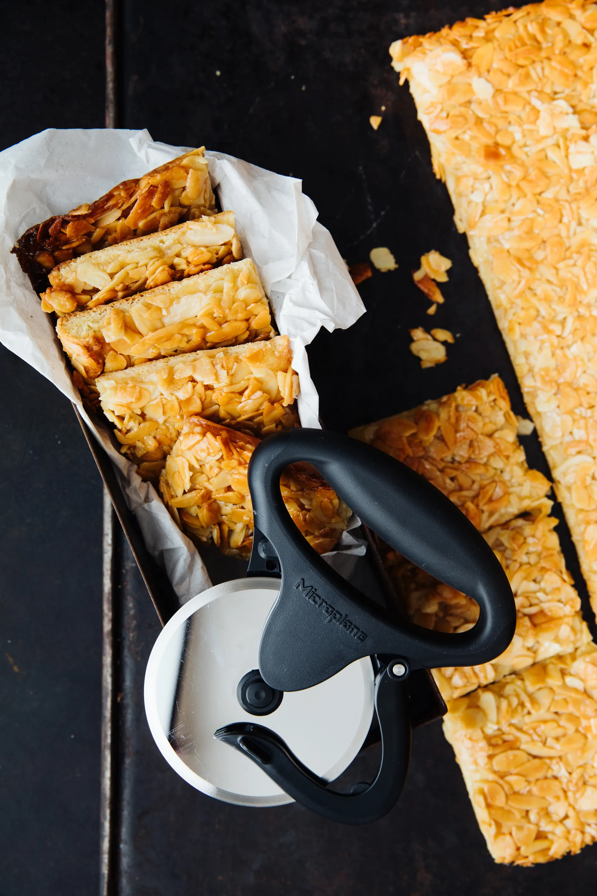 Erikoispizzaleikkuri 16 cm, Musta Microplane