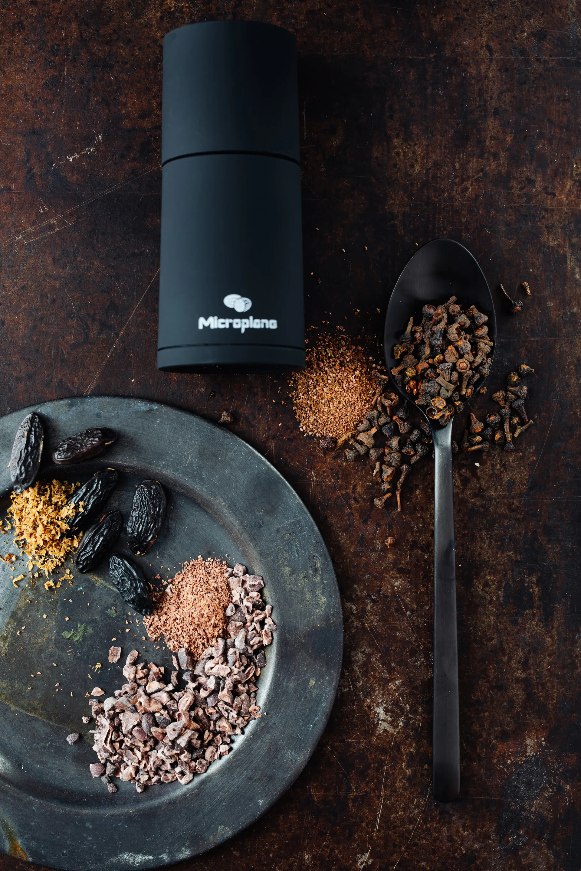 Erikoisuus 2-in-1 maustemylly 12 cm, Musta Microplane