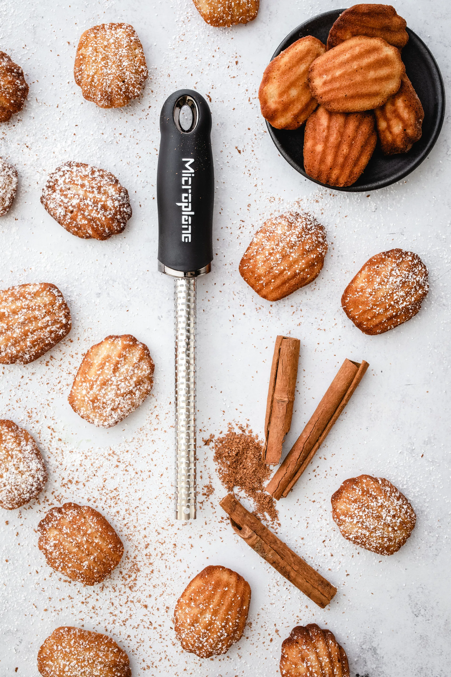 Premium klassinen mausteraastin 23 cm, Musta Microplane