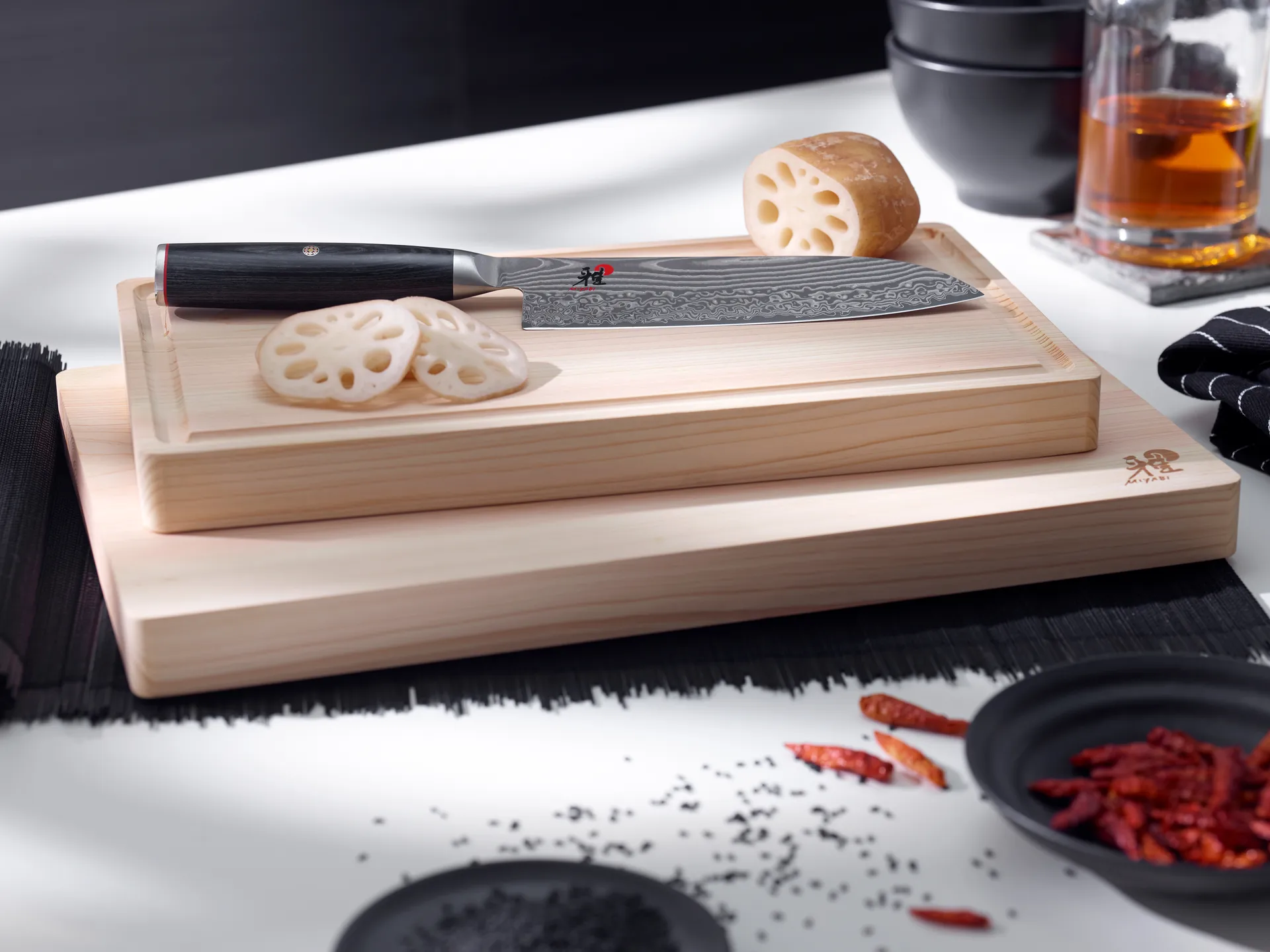 Raw 5000FCD kokkiveitsi gyutoh 24 cm, Damaskus-musta Miyabi