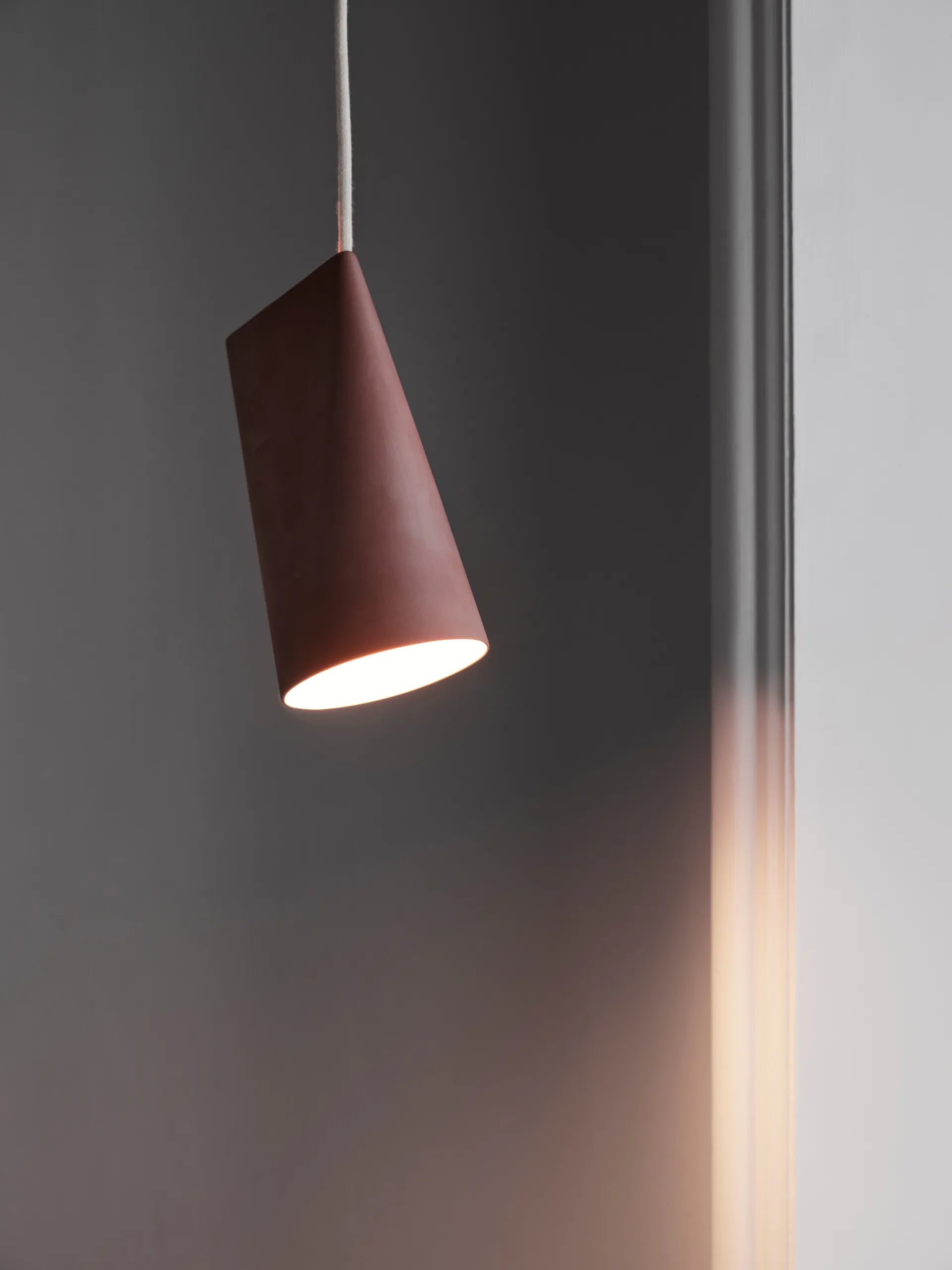 Kattovalaisin keramiikka 11,2 x 22 cm, Terra Cotta, Wood MOEBE