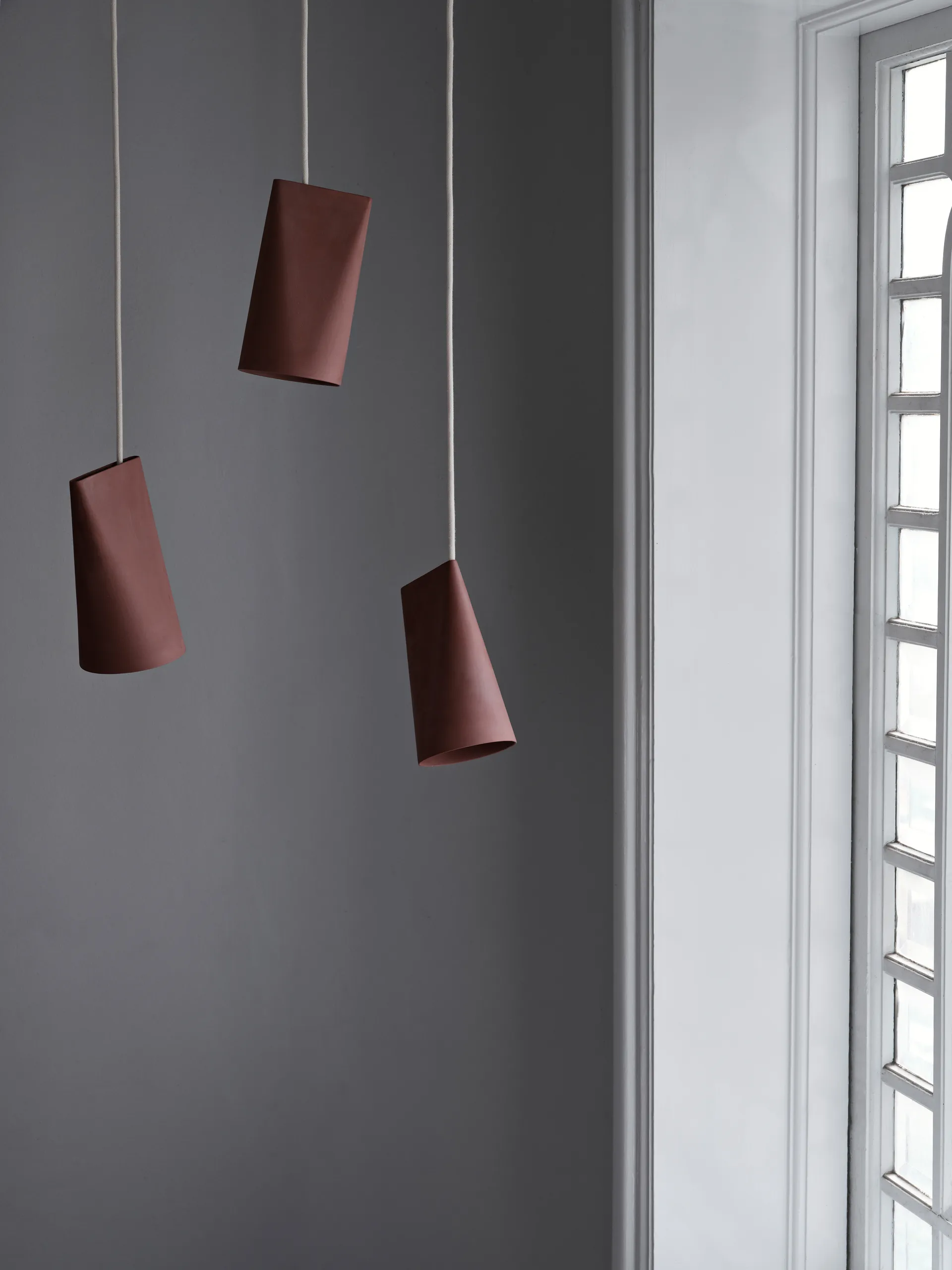 Kattovalaisin keramiikka 11,2 x 22 cm, Terra Cotta, Wood MOEBE