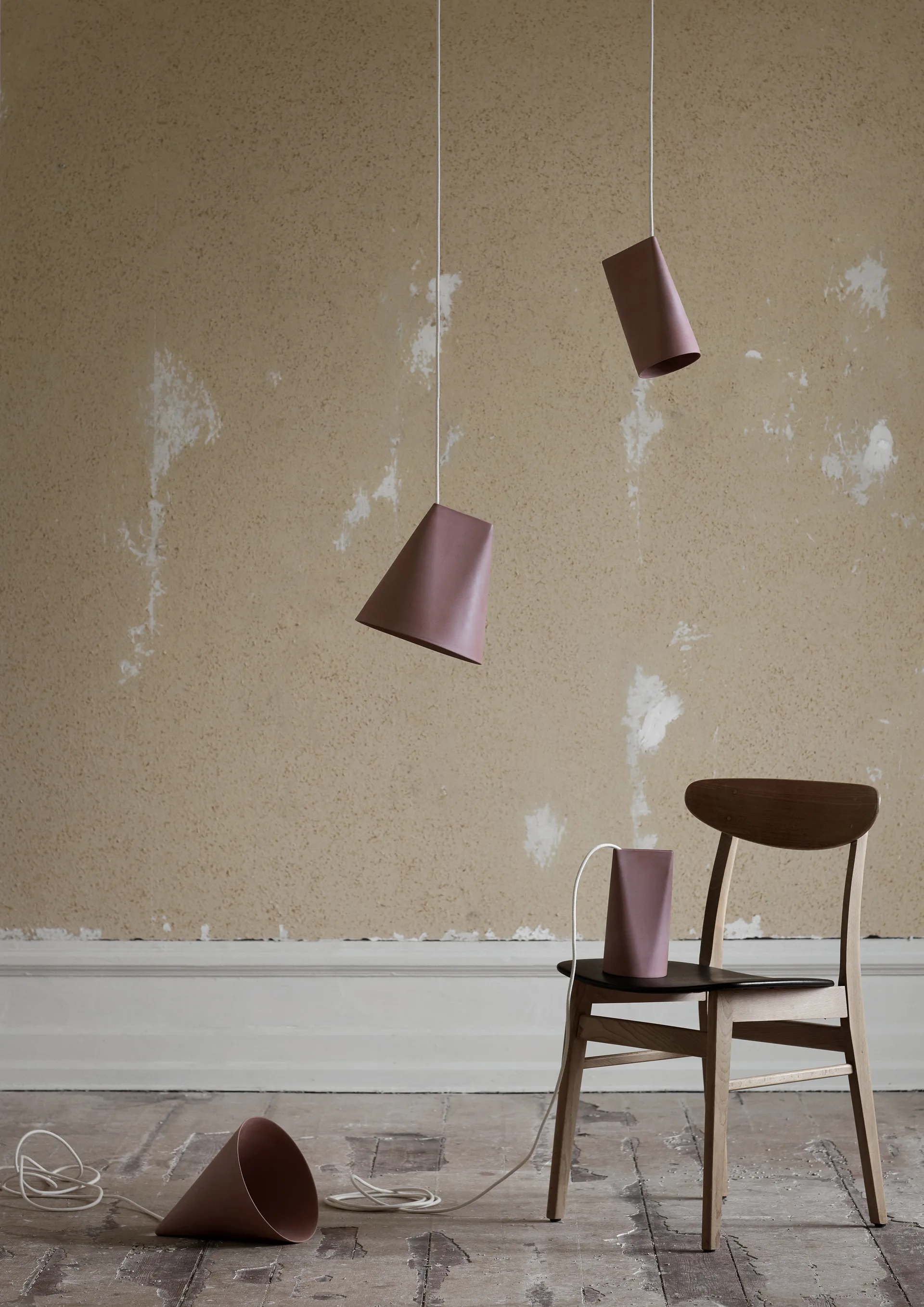 Kattovalaisin keramiikka 23 x 23,5 cm, Terra Cotta, Wood MOEBE