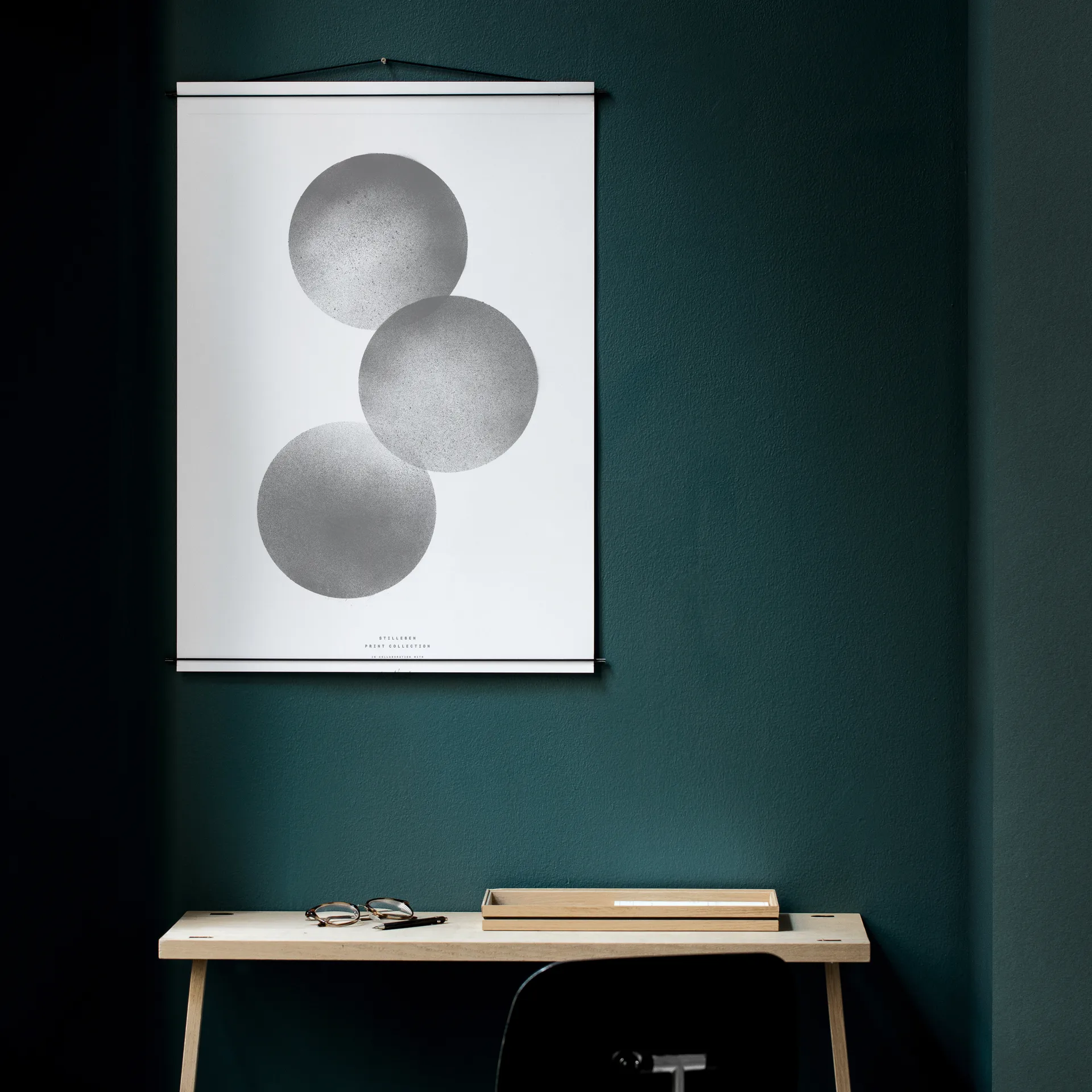 Moebe julisteripustin 70 x 100 cm, Musta MOEBE