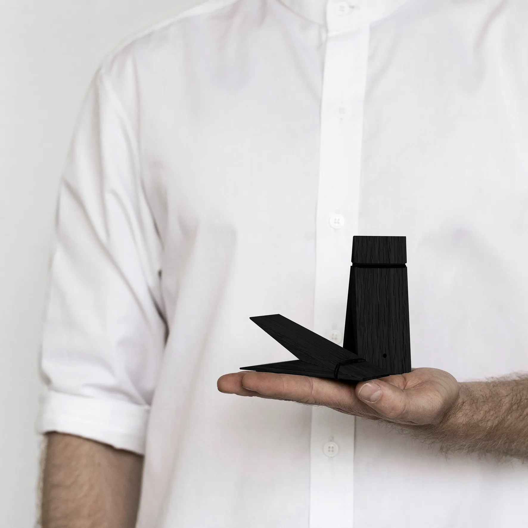 Moebe Pinch puuliitin, Mustaksi maalattu tammi MOEBE