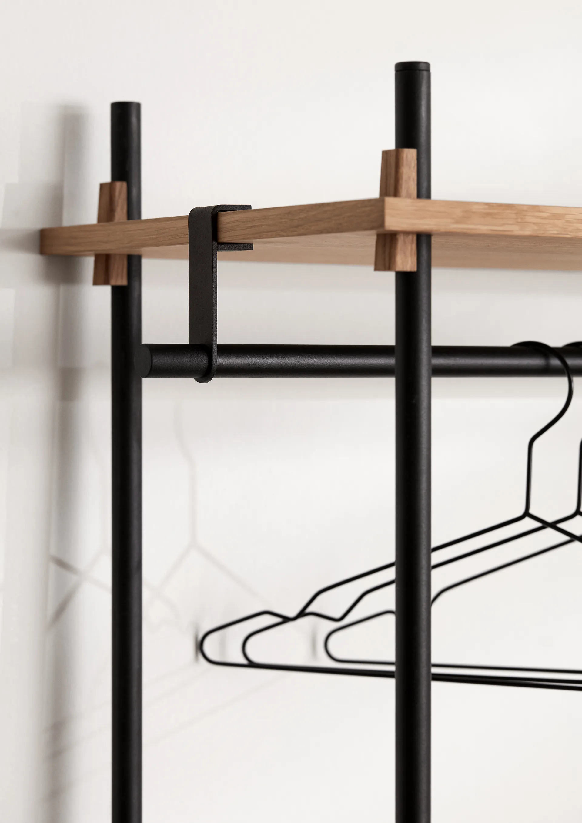 Moebe shelving system s.200.1.F, Tammi-musta MOEBE