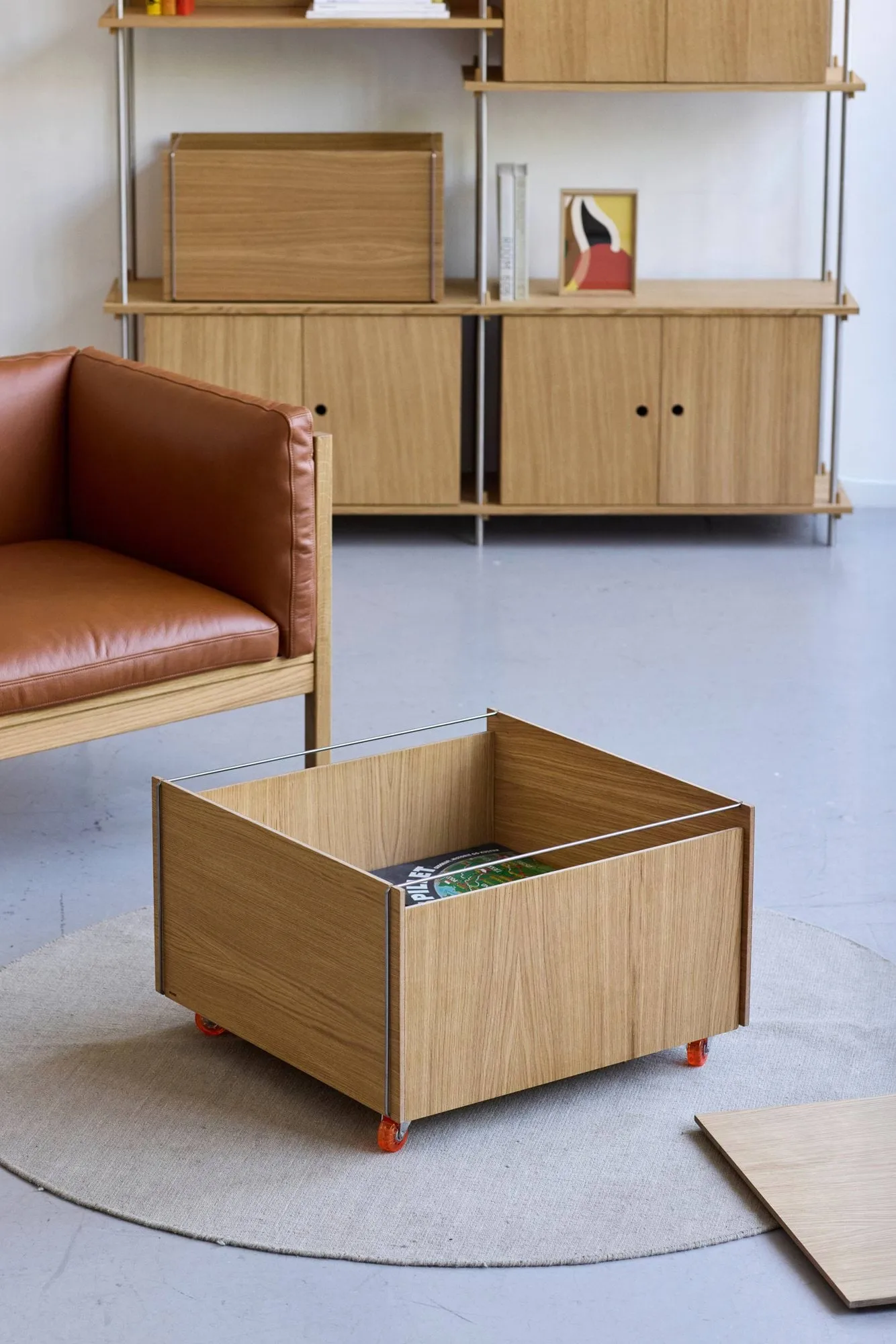 Moebe Storage Chest sohvapöytä säilytystilalla, Öljytty tammi-ruostumaton teräs, 60x61x38.2 cm MOEBE